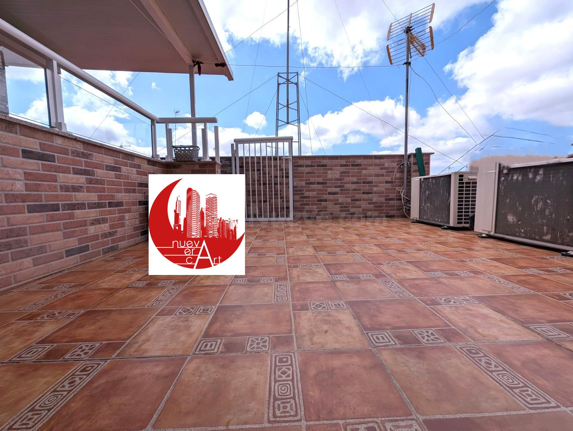 ¡Acogedora Casa Reformada en Venta de 4 habitaciones, patio y terraza acristalada en Barrio Peral!