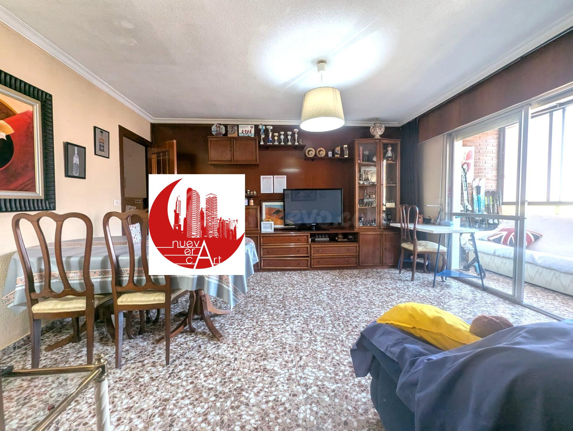 ¡Amplio piso en venta de 4 dormitorios, 2 baños y plaza de garaje-TRASTERO con el techo bajo en Castillitos!