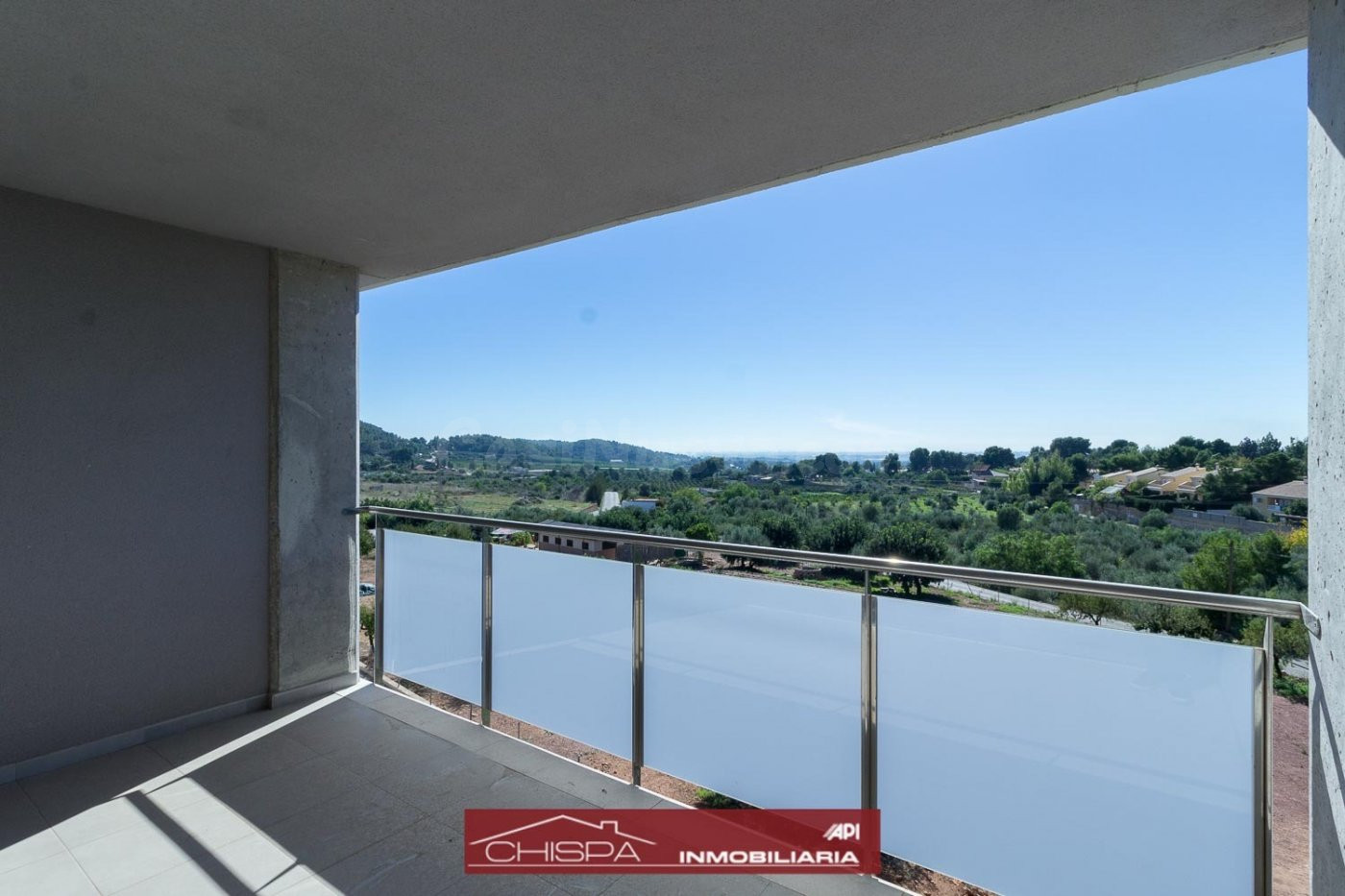 Ático dúplex con terraza y piscina comunitaria - foto 2