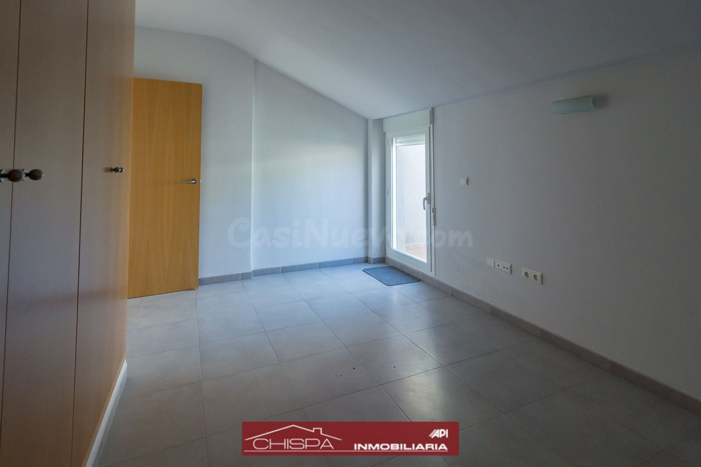 Ático dúplex con terraza y piscina comunitaria - foto 4