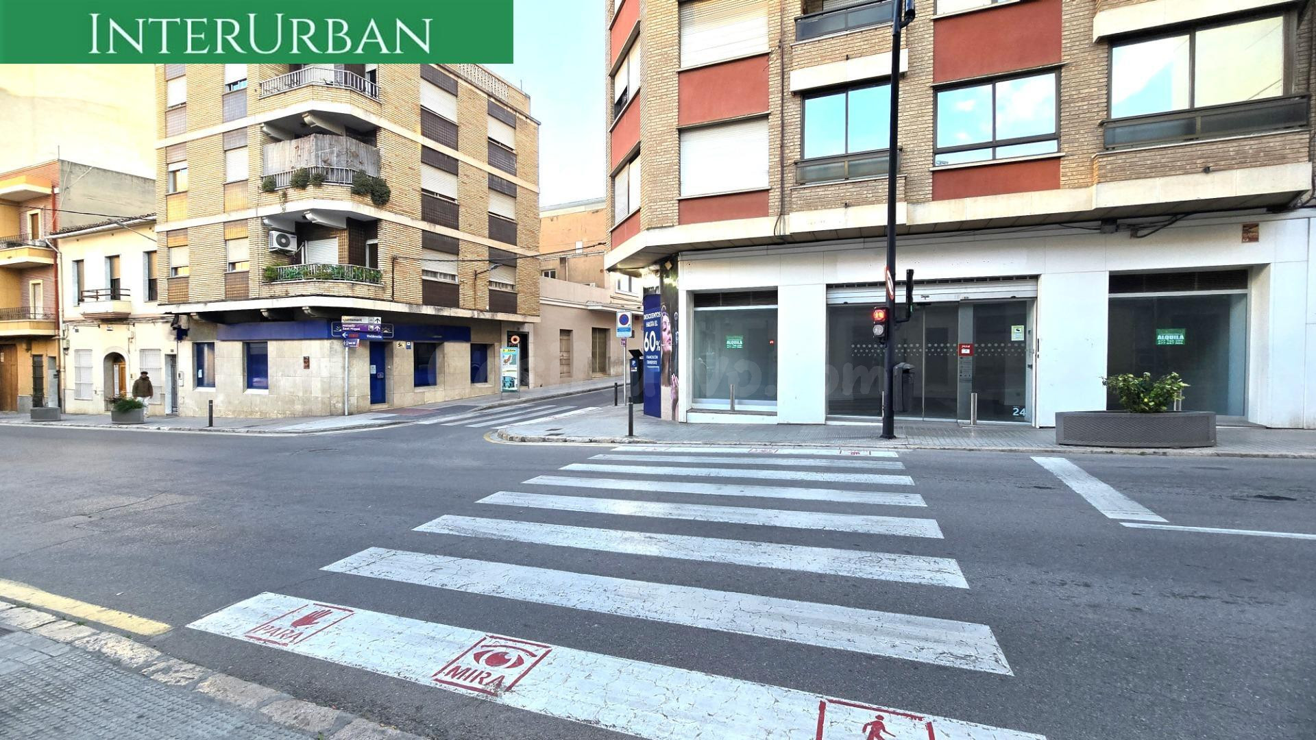 Esquina, luz y visibilidad total — local listo para negocio  - foto 3