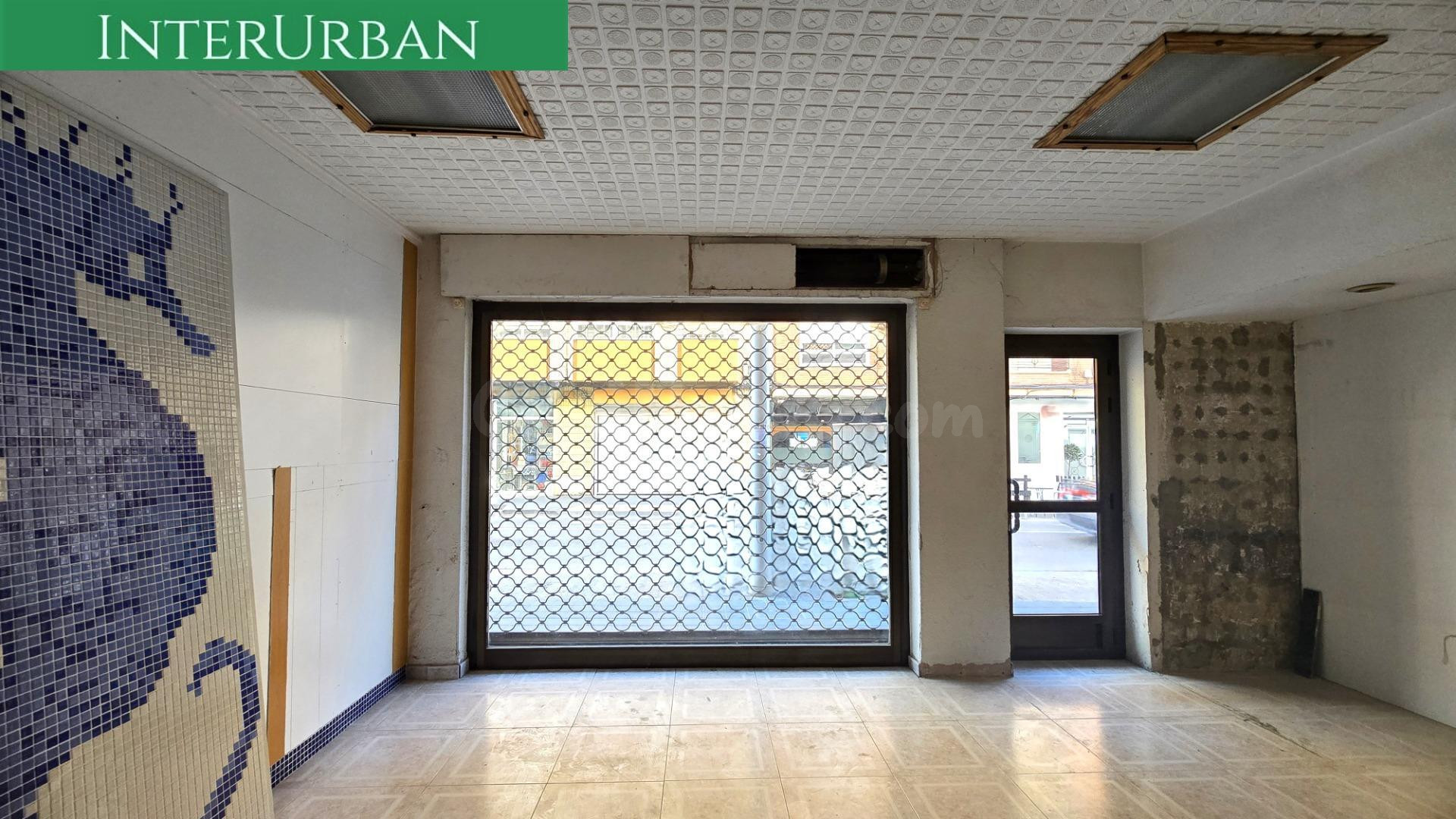 Amplio local en el centro de Llíria – 699m2 con múltiples po - foto 2