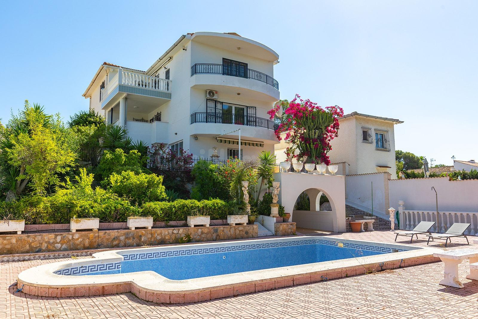 Chalet Independiente con Vistas al Mar y Piscina Privada
