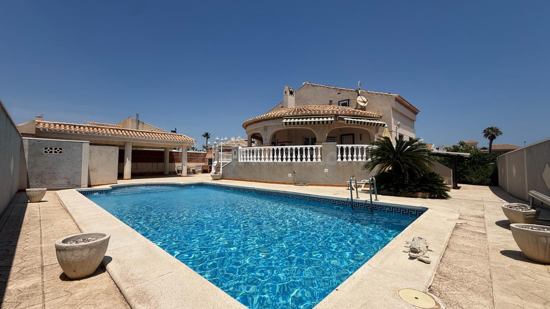 Amplio Chalet en Playa Flamenca: Espacio y Comodidad para tu Familia