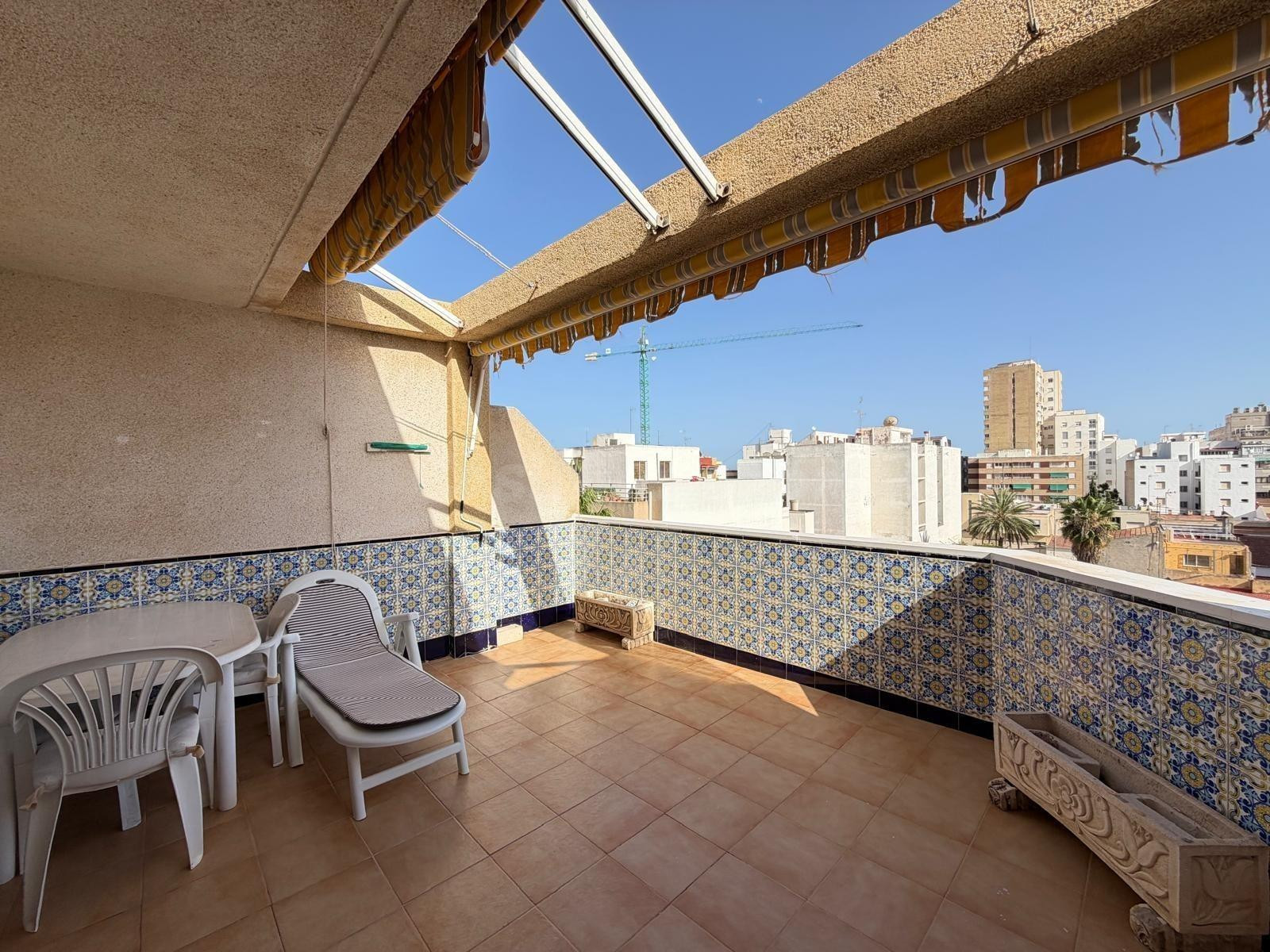 MAGNIFICO ATICO EN EL CENTRO DE TORREVIEJA, IDEAL PARA VIVIR TODO EL AÑO, IDONEO PARA FAMILIAS
