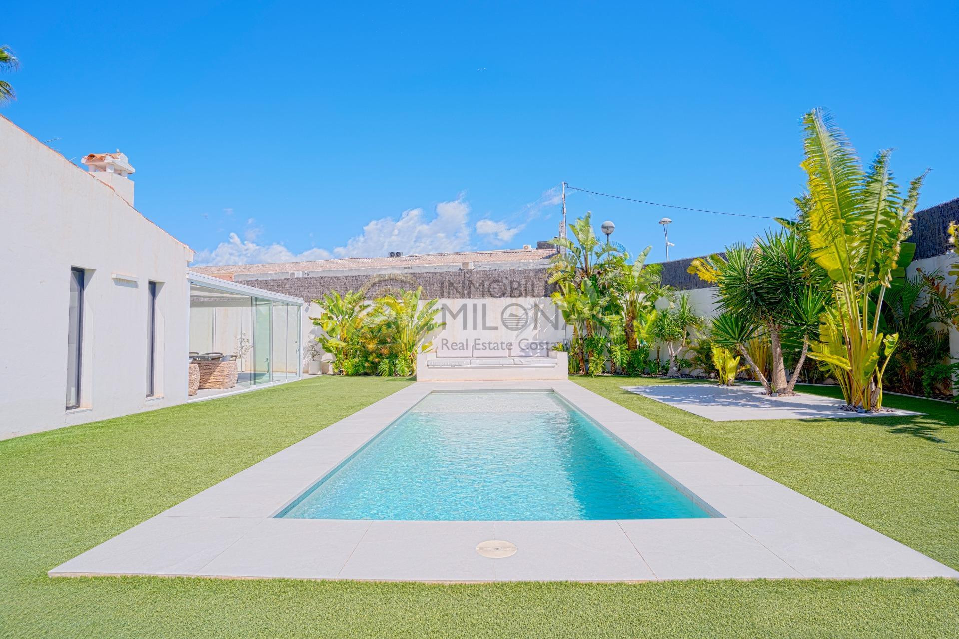 Moderna villa en una sola planta con máxima privacidad a un paso del Albir
