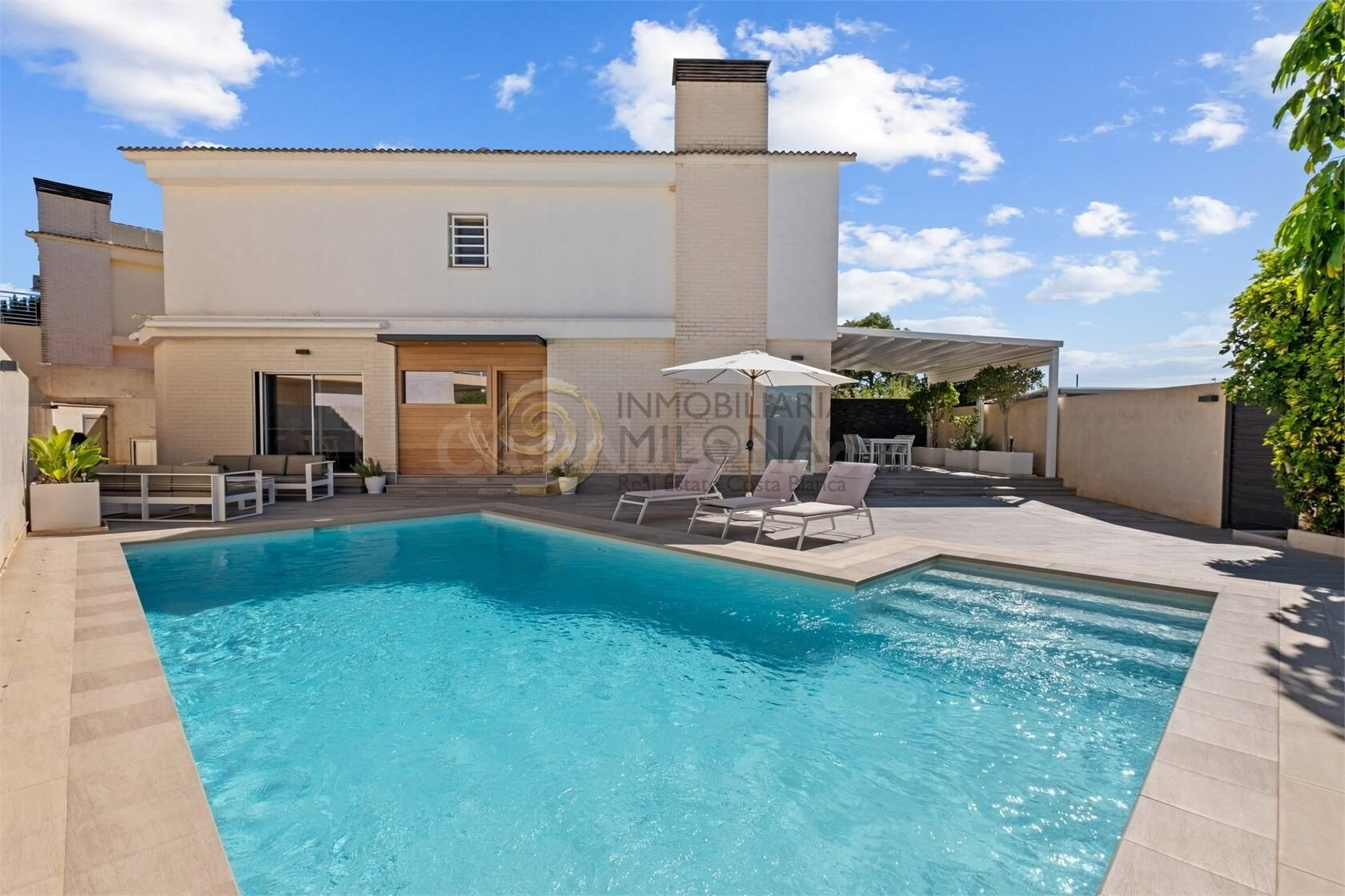 Villa moderna con piscina, elegancia y comodidad en cada rincón