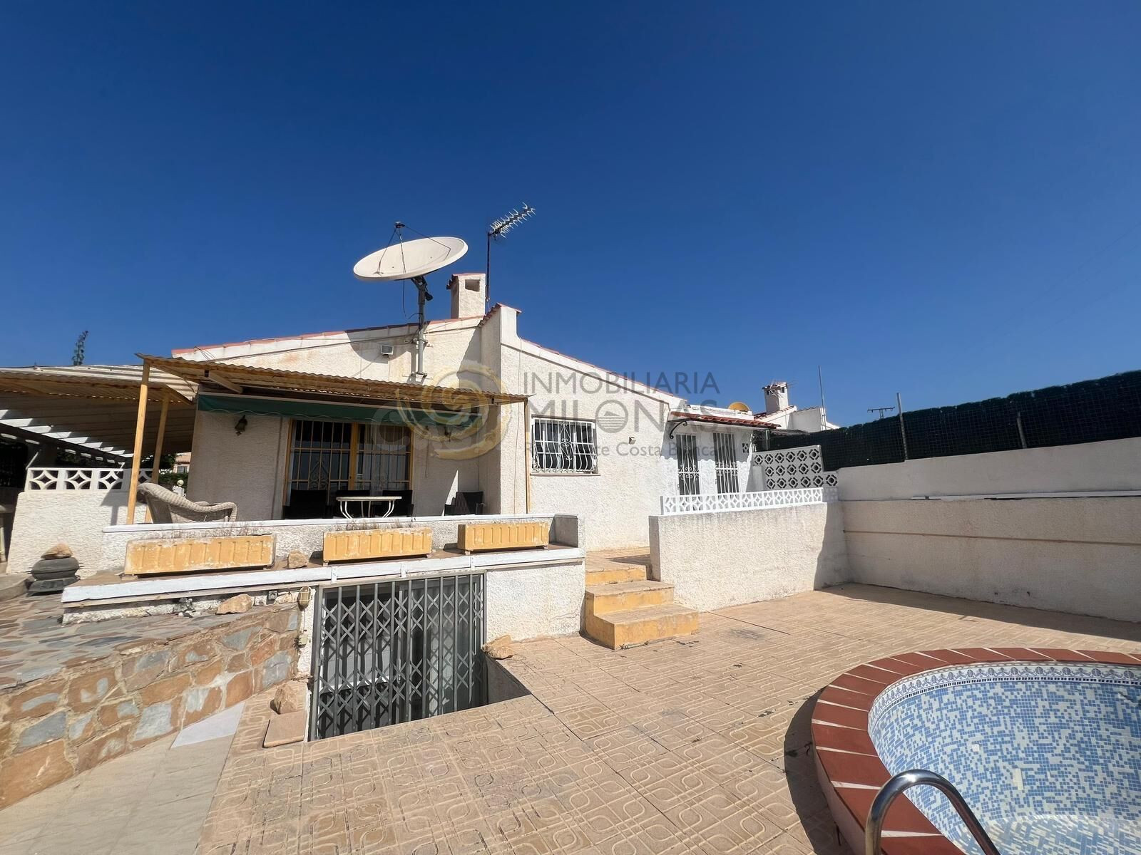 Inversión estratégica en Benidorm: Chalet independiente con vistas al mar
