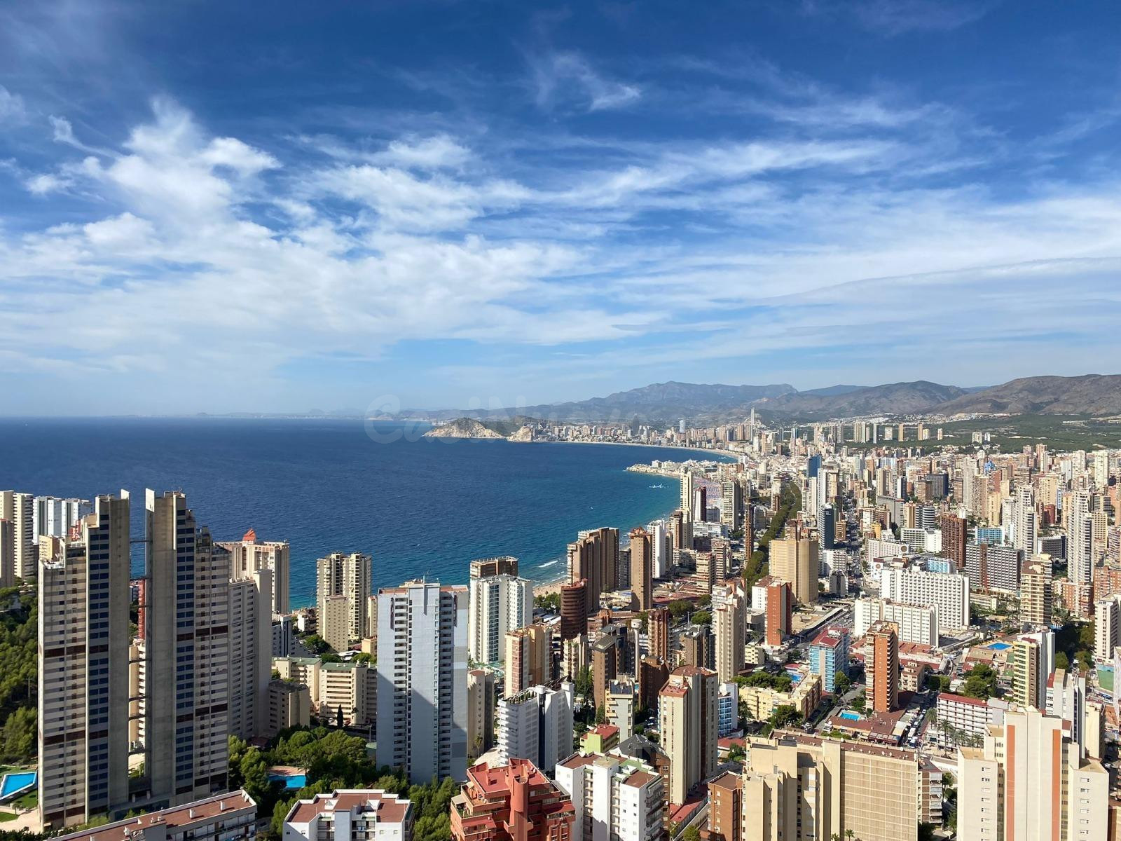 Apartamento en el Edificio Torre Lugano en planta alta con increibles vistas al mar y a la ciudad