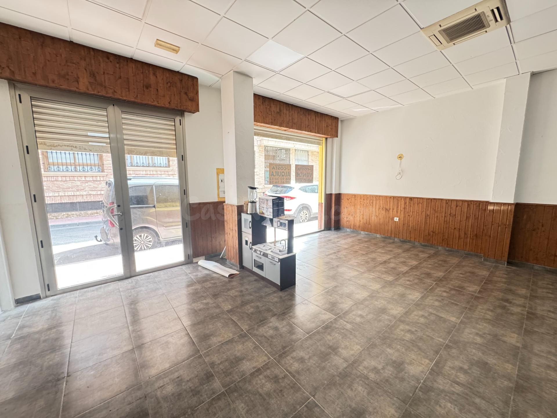 SE VENDE O SE ALQUILA LOCAL EN EL CENTRO DE CASILLAS