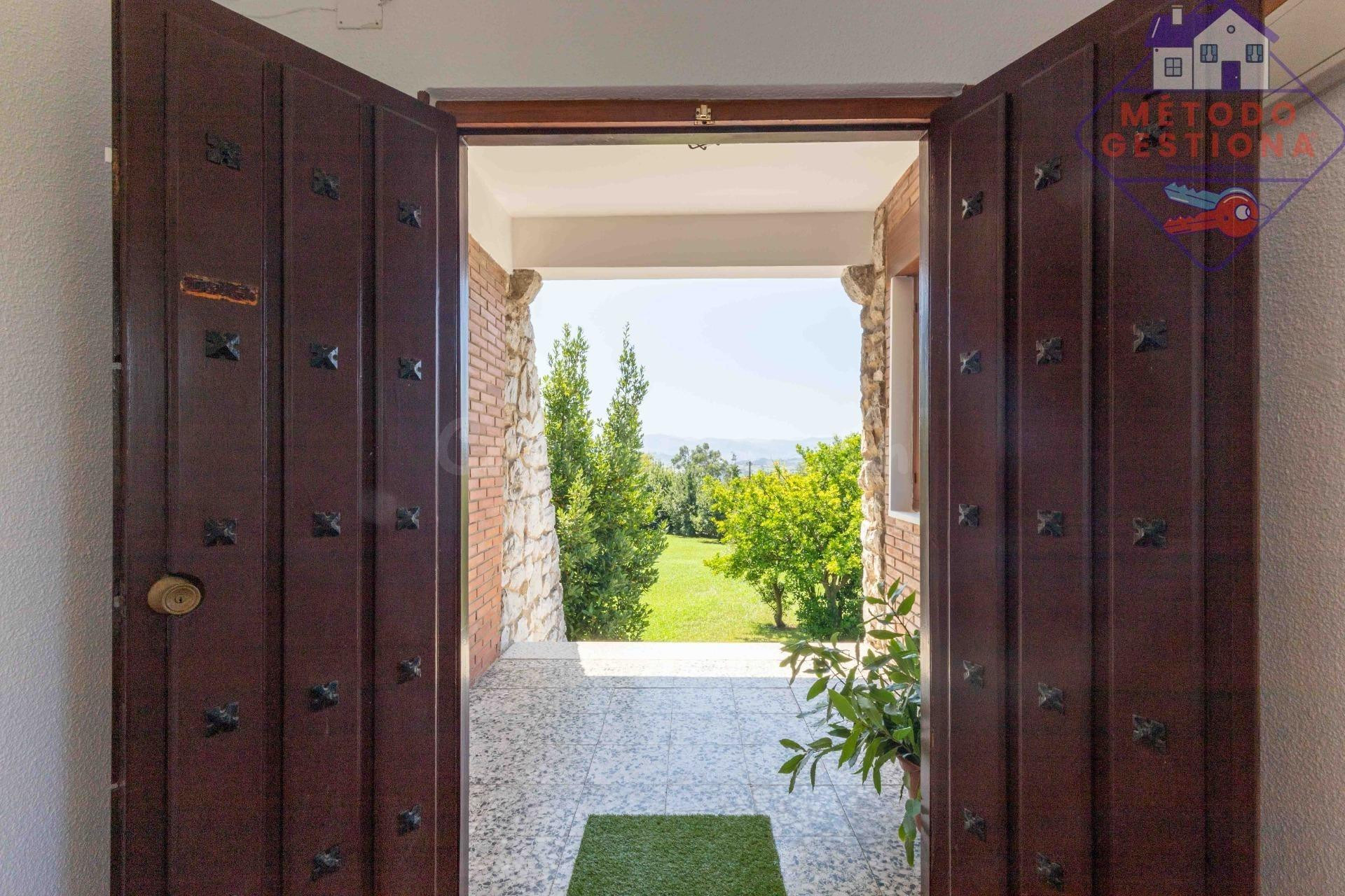 Casa independiente con finca urbana de 4.250 m2 en Ongayo, Suances