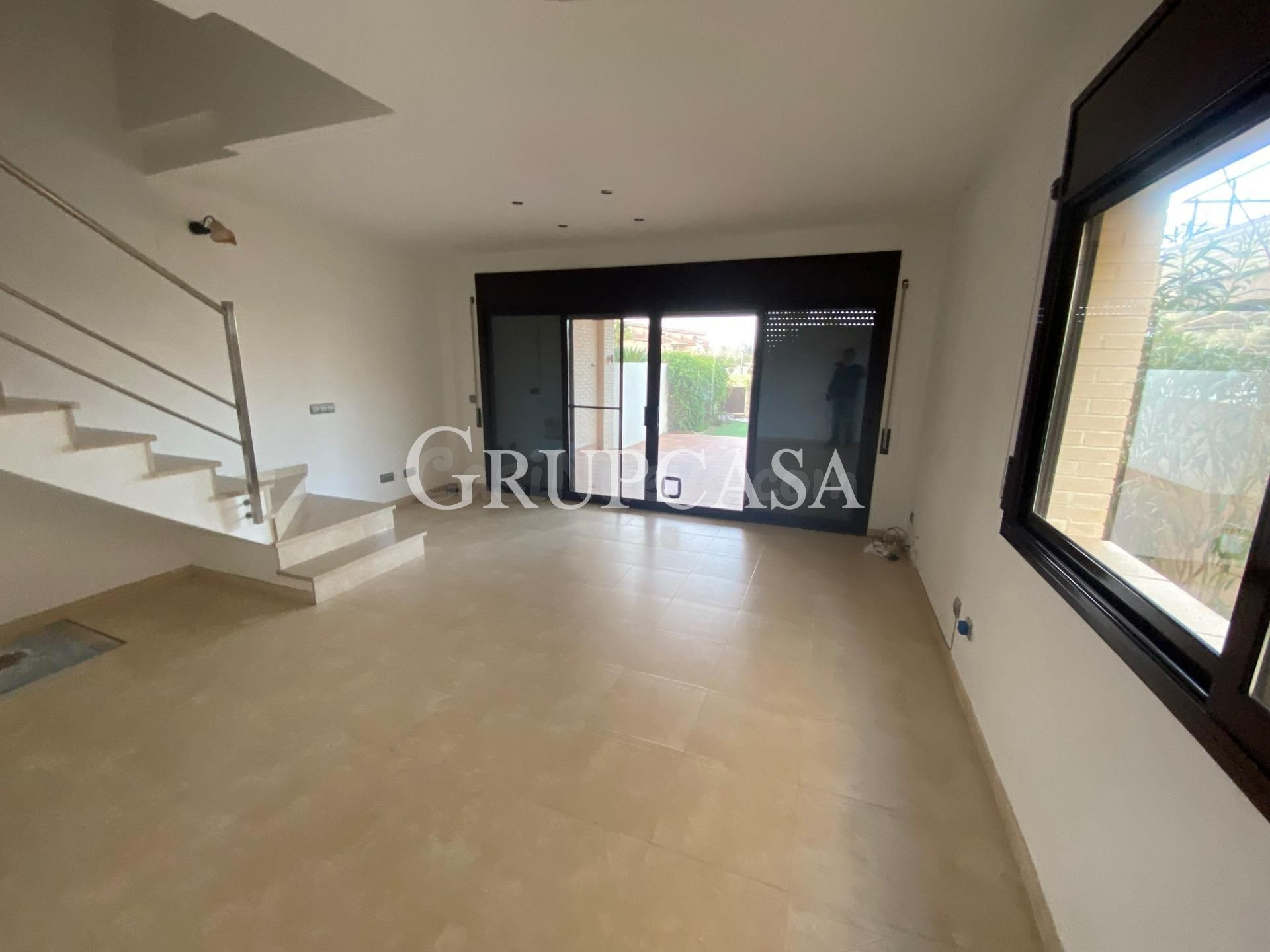 Fantastica casa apareada de 160 metros con tres plantas - foto 2