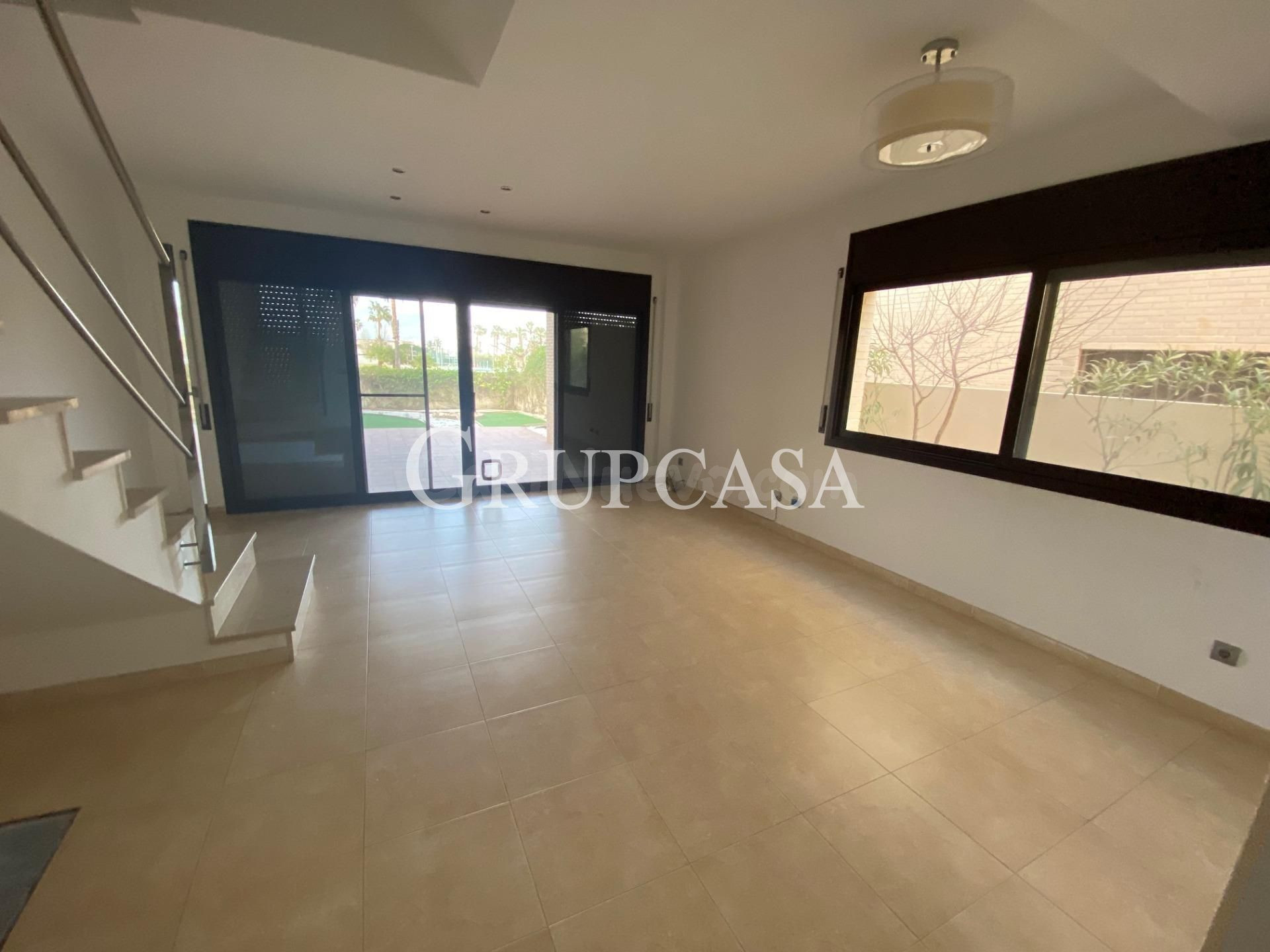 Fantastica casa apareada de 160 metros con tres plantas - foto 3