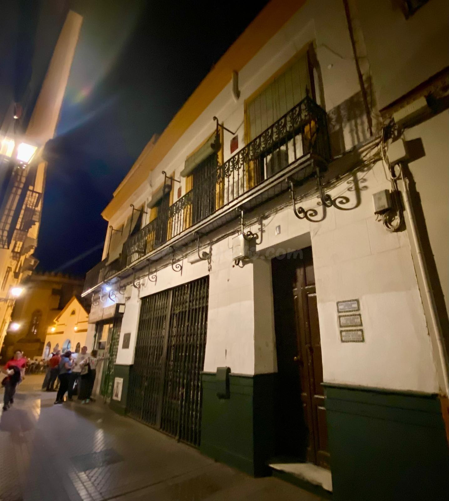 CASA CON ENCANTO A REFORMAR FRENTE AL MERCADO DE LA CALLE FERIA .