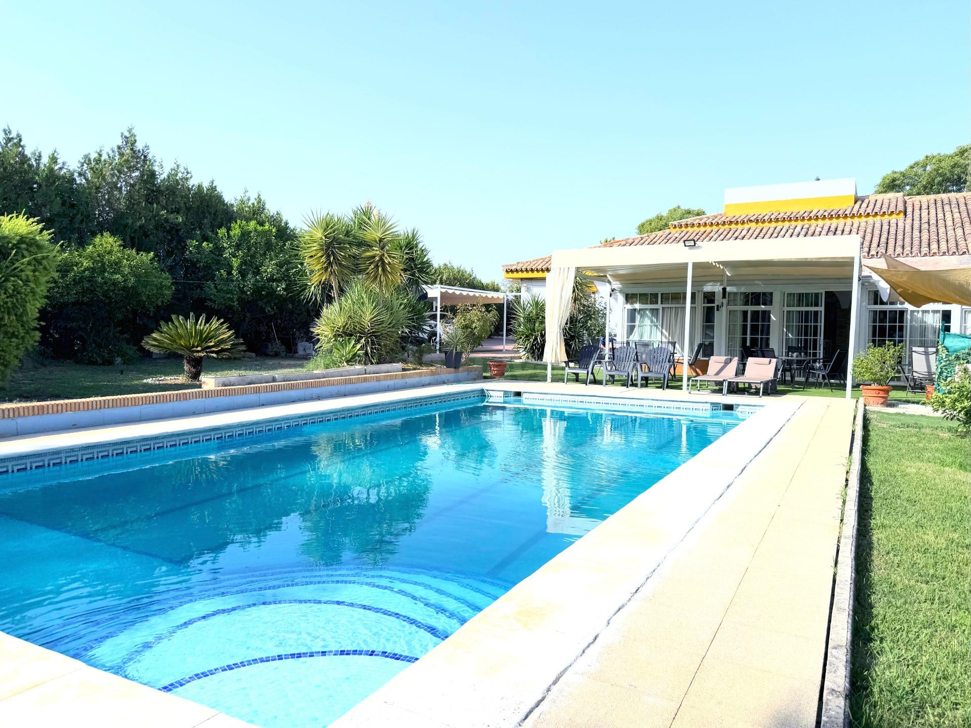 Exclusivo Chalet ubicado en parcela rústica con piscina y apartamentos independientes.