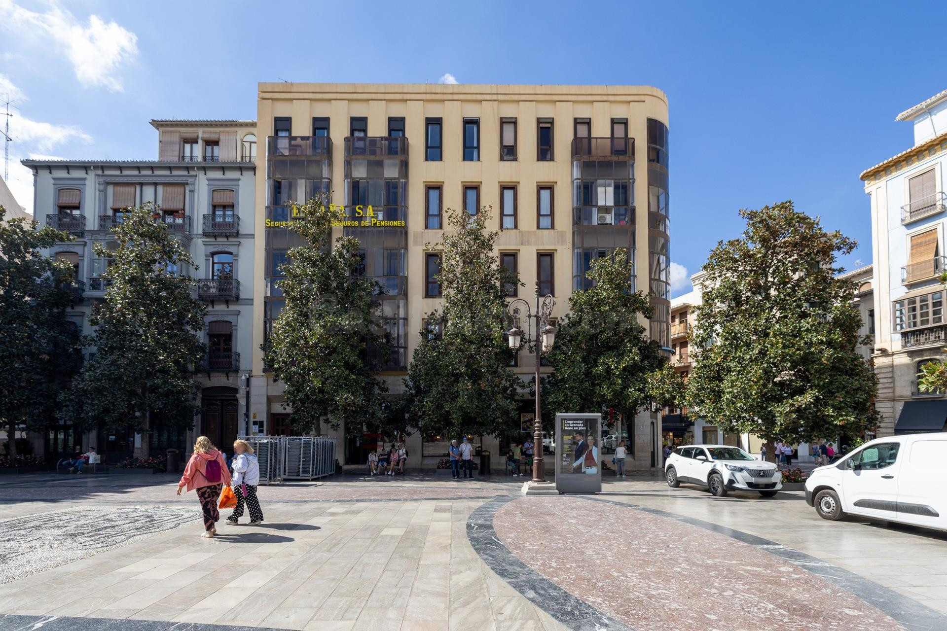 GRAN PISO EN PLAZA DEL CARMEN FRENTE AL AYUNTAMIENTO.