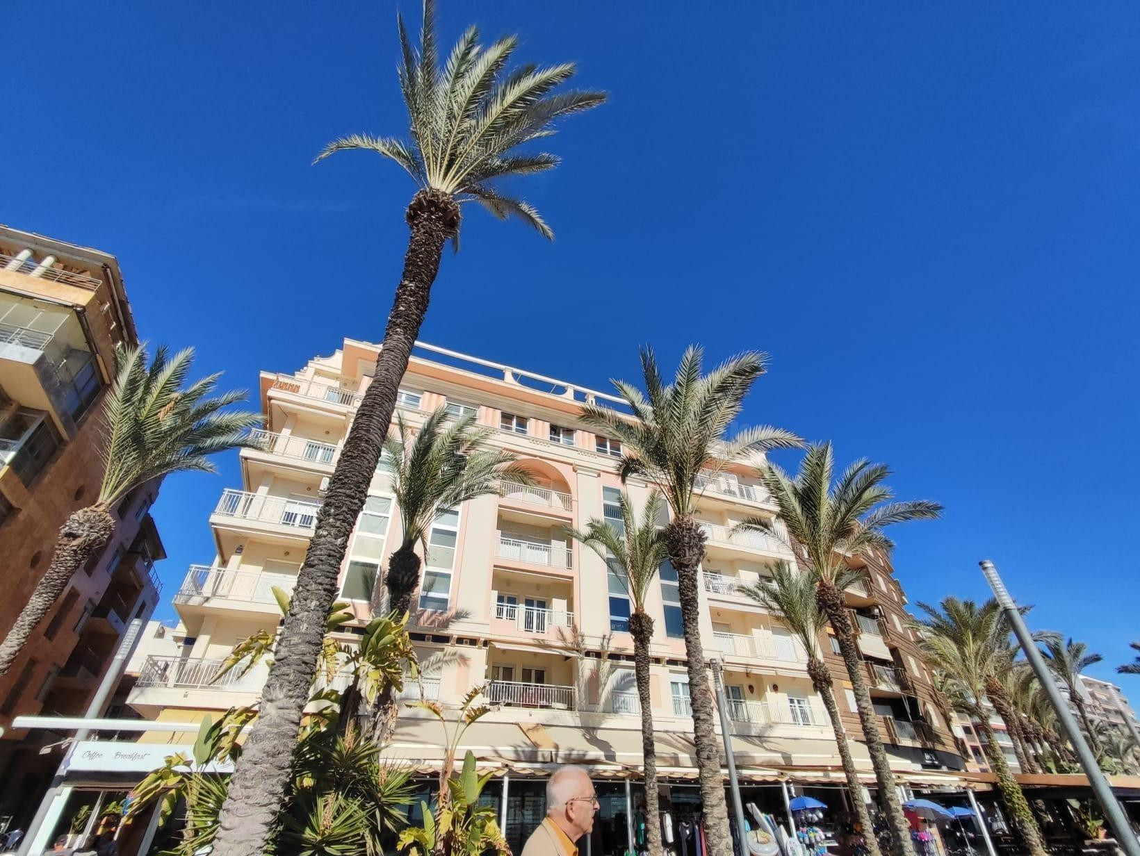 EXCLUSIVO GRAN ATICO EN PRIMERA LINEA CON VISTAS ESPECTACULARES AL MAR , SUPER TERRAZA Y UNA PLAZA DE GARAJE