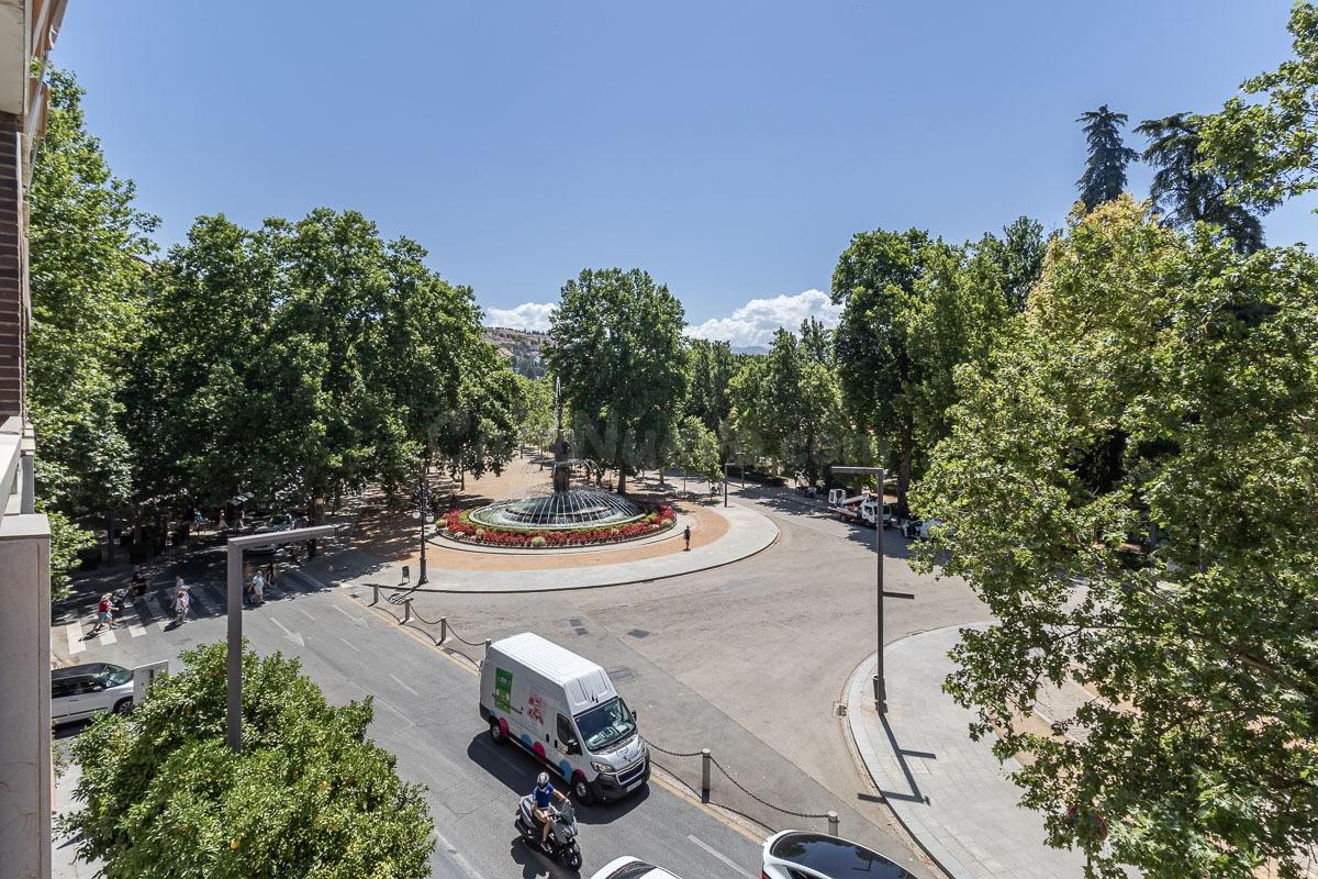 Residencia señorial reformada en la emblemática Carrera de la Virgen, con vistas privilegiadas a la plaza del Humilladero y Sierra Nevada.