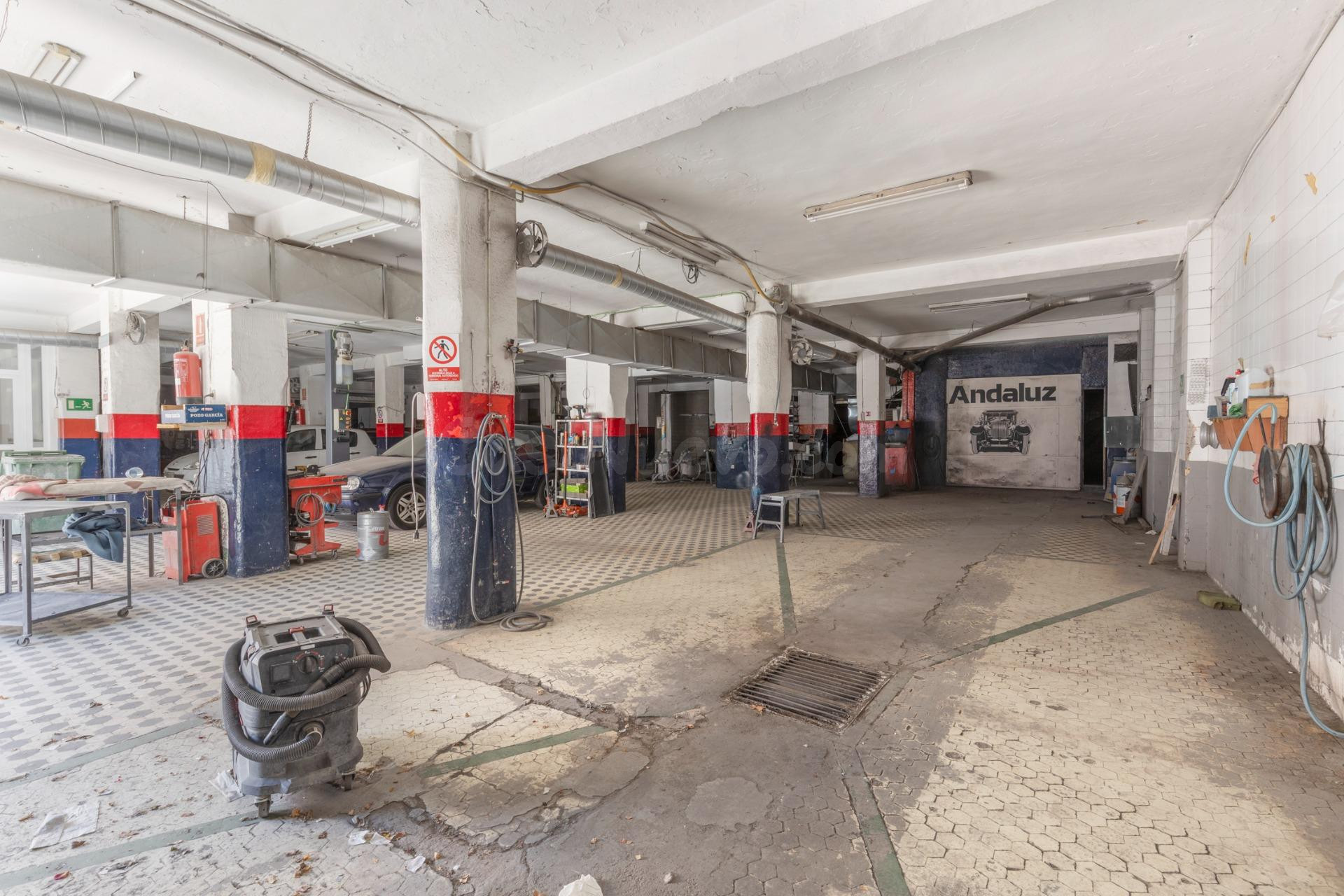 Gran local de 622 m2 junto a Camino de Ronda. Ideal para inversión o negocio
