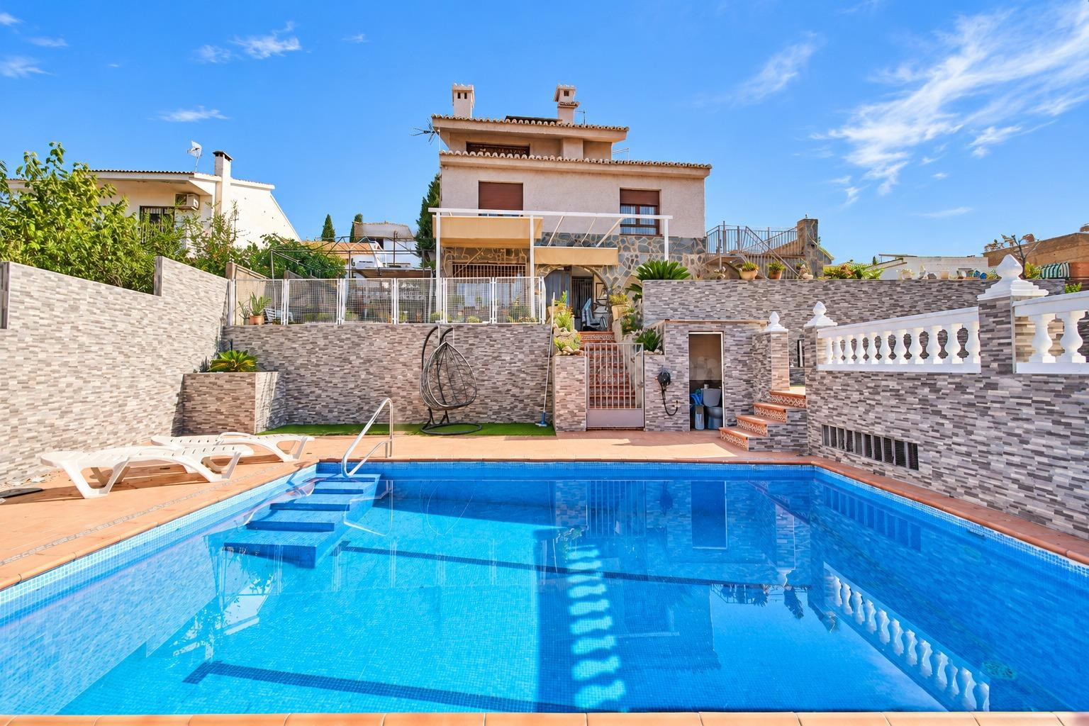 Gran villa con piscina, vistas a Sierra Nevada y tres zonas de vivienda independientes en Los Rebites, Huétor Vega