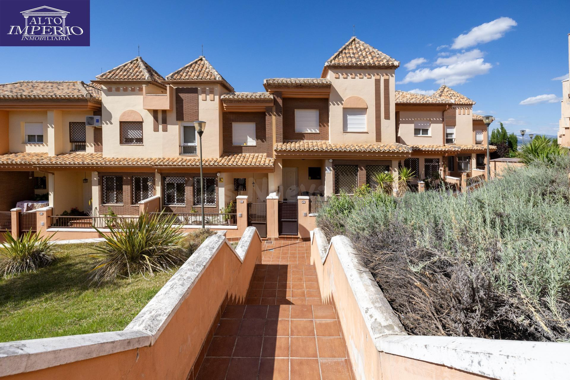 Ponemos a la venta esta preciosa casa en Urbanizacion cerrada, con zonas comunes y piscina comunitaria.