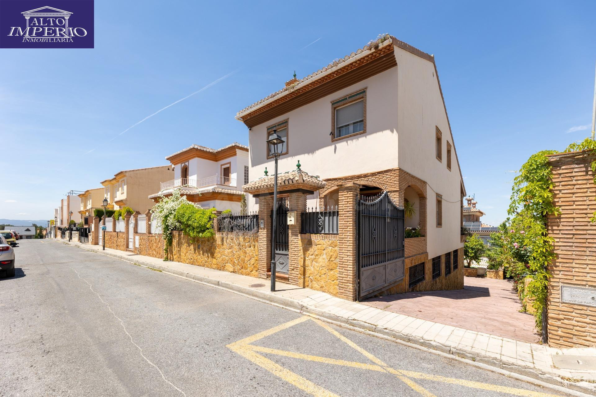 Chalet independiente con piscina privada en Barrio de Monachil – Vistas espectaculares y gran parcela.