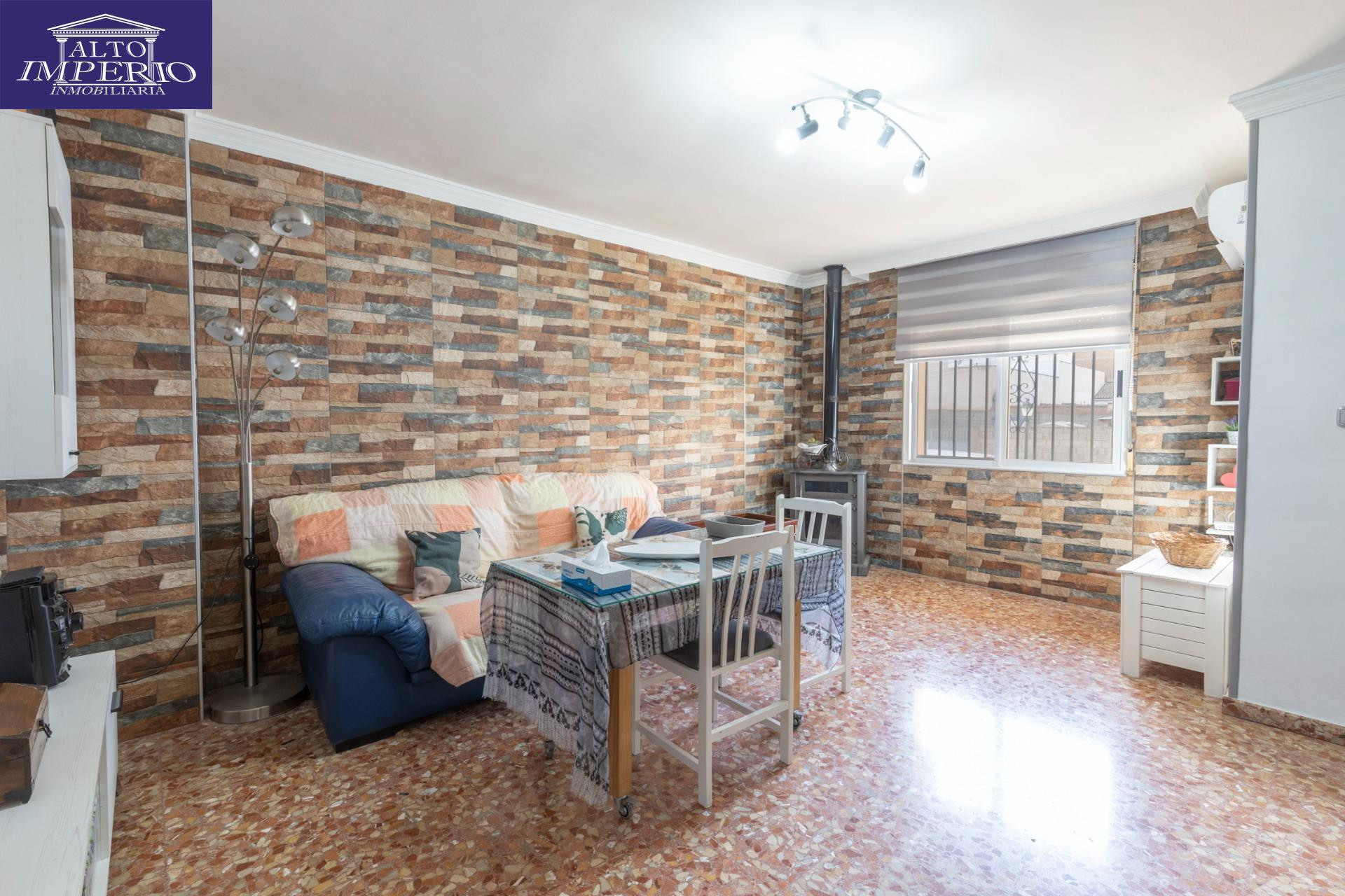 PRECIOSO ADOSADO CON PATIO, TERRAZA, COCHERA Y ESTUFA DE LEÑA EN LAS GABIAS (GRANADA)