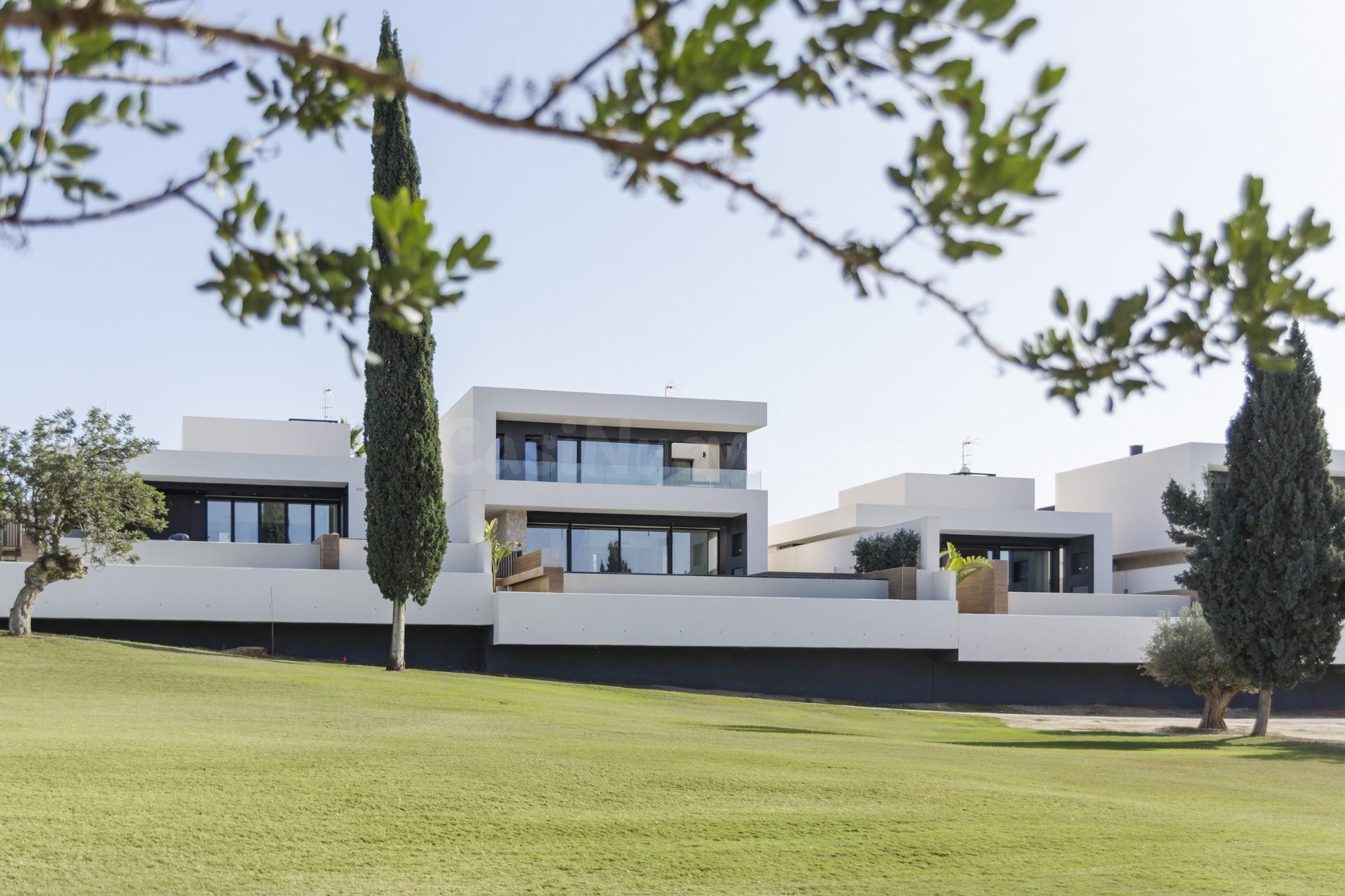 Exclusivas villas de nueva construcción en primera línea de campo de golf en La Finca Golf Resort