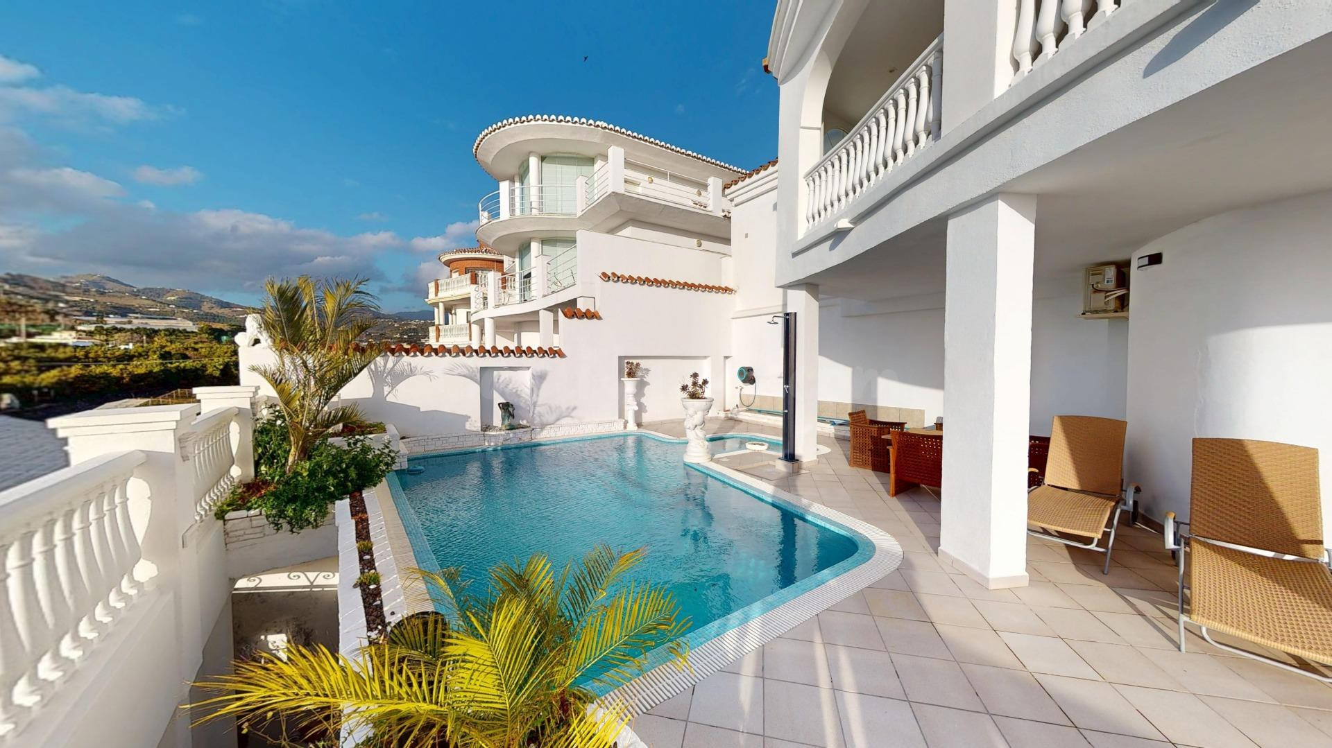 Chalet con piscina y vistas al mar y a la montaña en Torrox