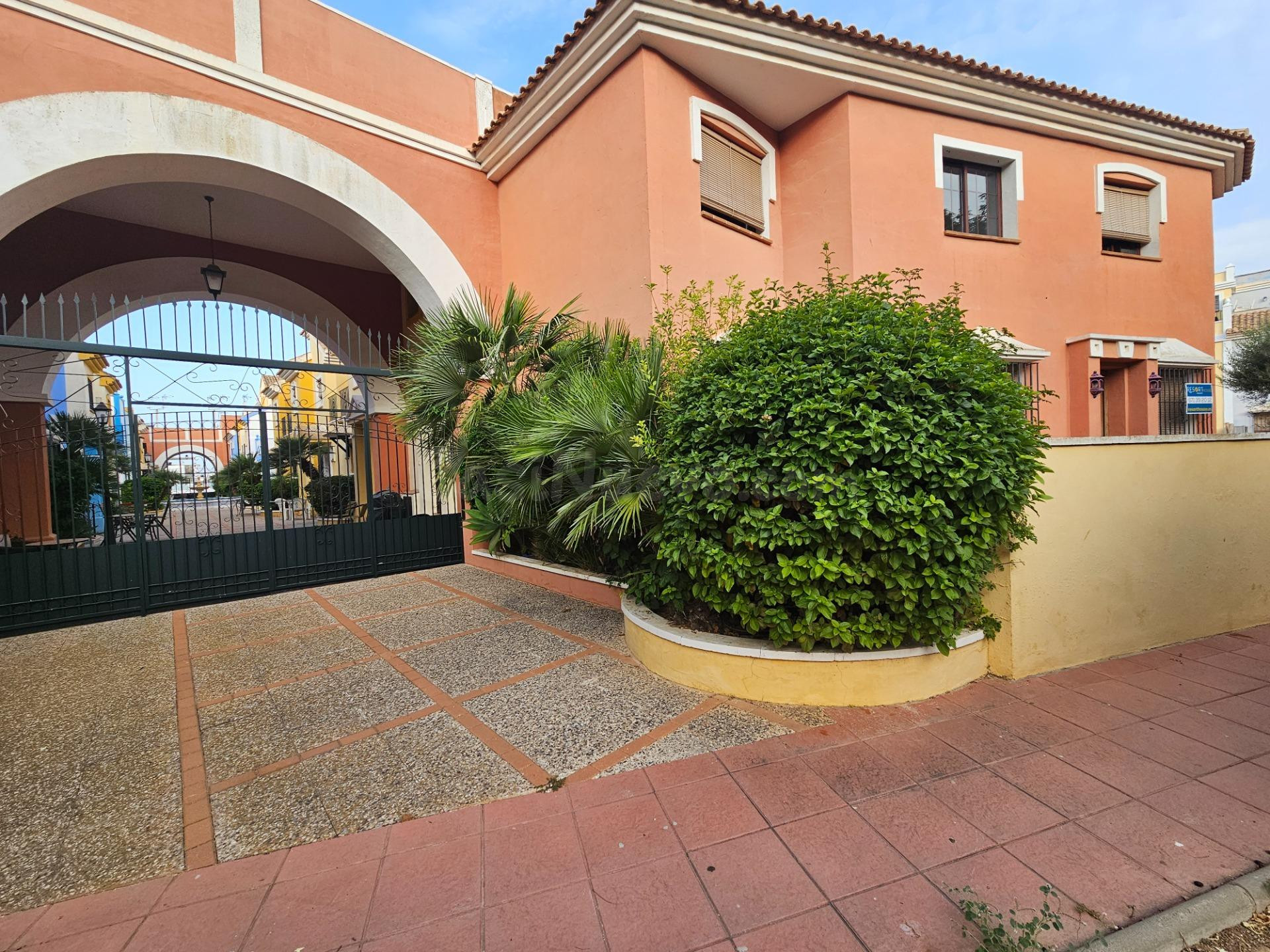 Bungalow en planta baja de esquina con amplio jardín privado en Señorío de Roda