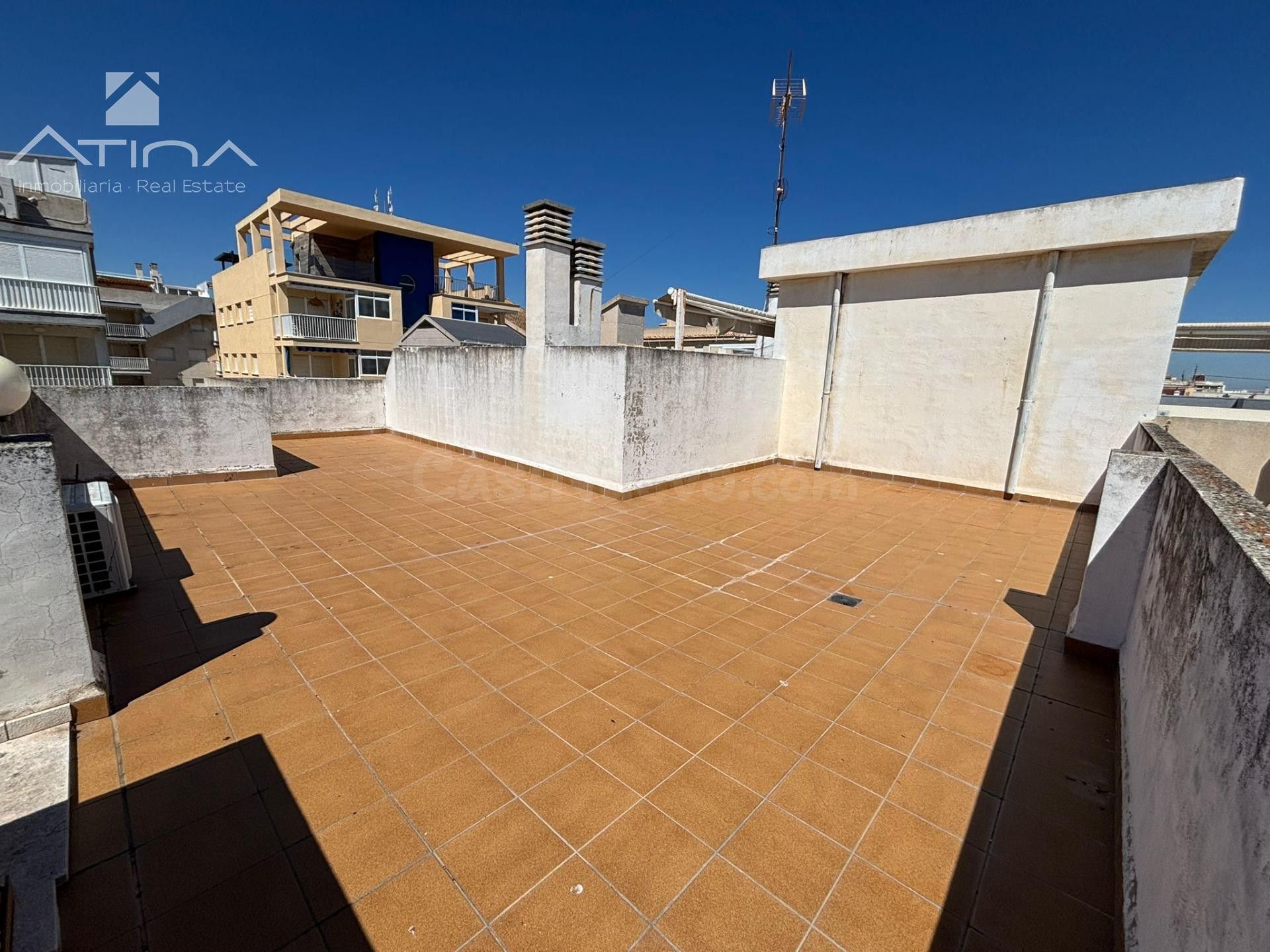 Ático dúplex, situado en la zona centro de la playa de Daimú - foto 2