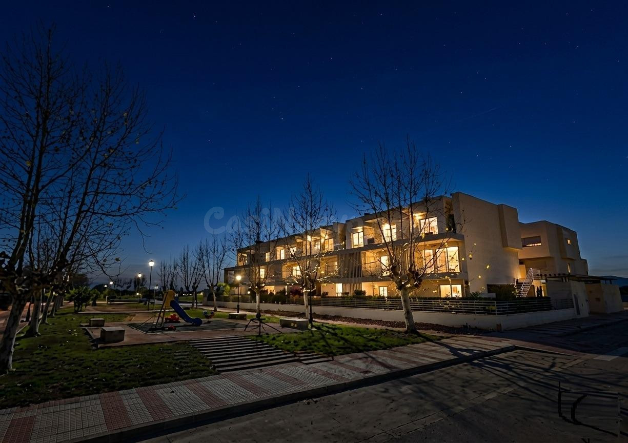 Dúplex de obra nueva en Playa de Daimús con terraza, garaje, piscina y aerotermia a 500 metros del mar.