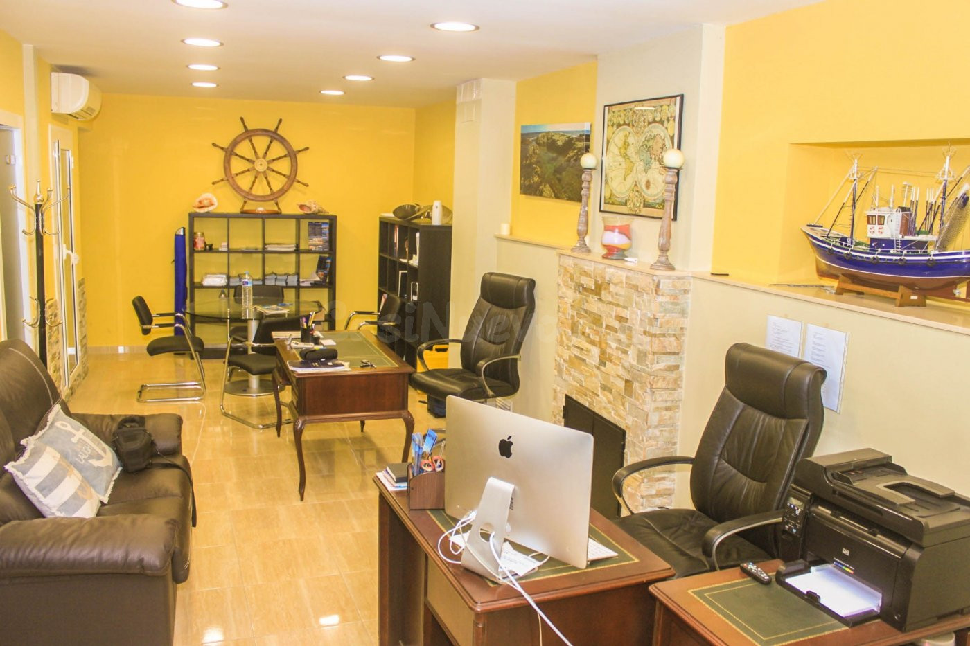 Loft actualmente utilizado como oficina en centro de Lloret de Mar