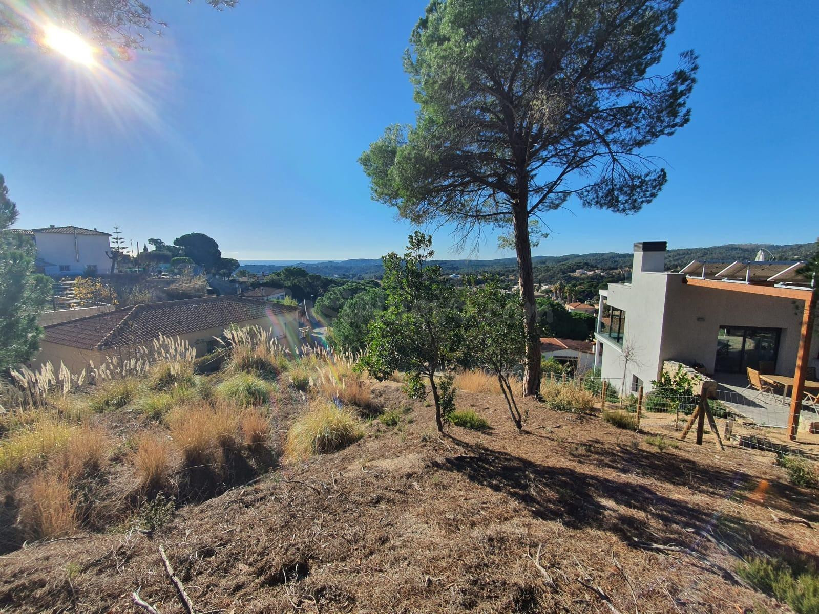 Terreno en venta en la urbanización Los Pinares con vista al mar