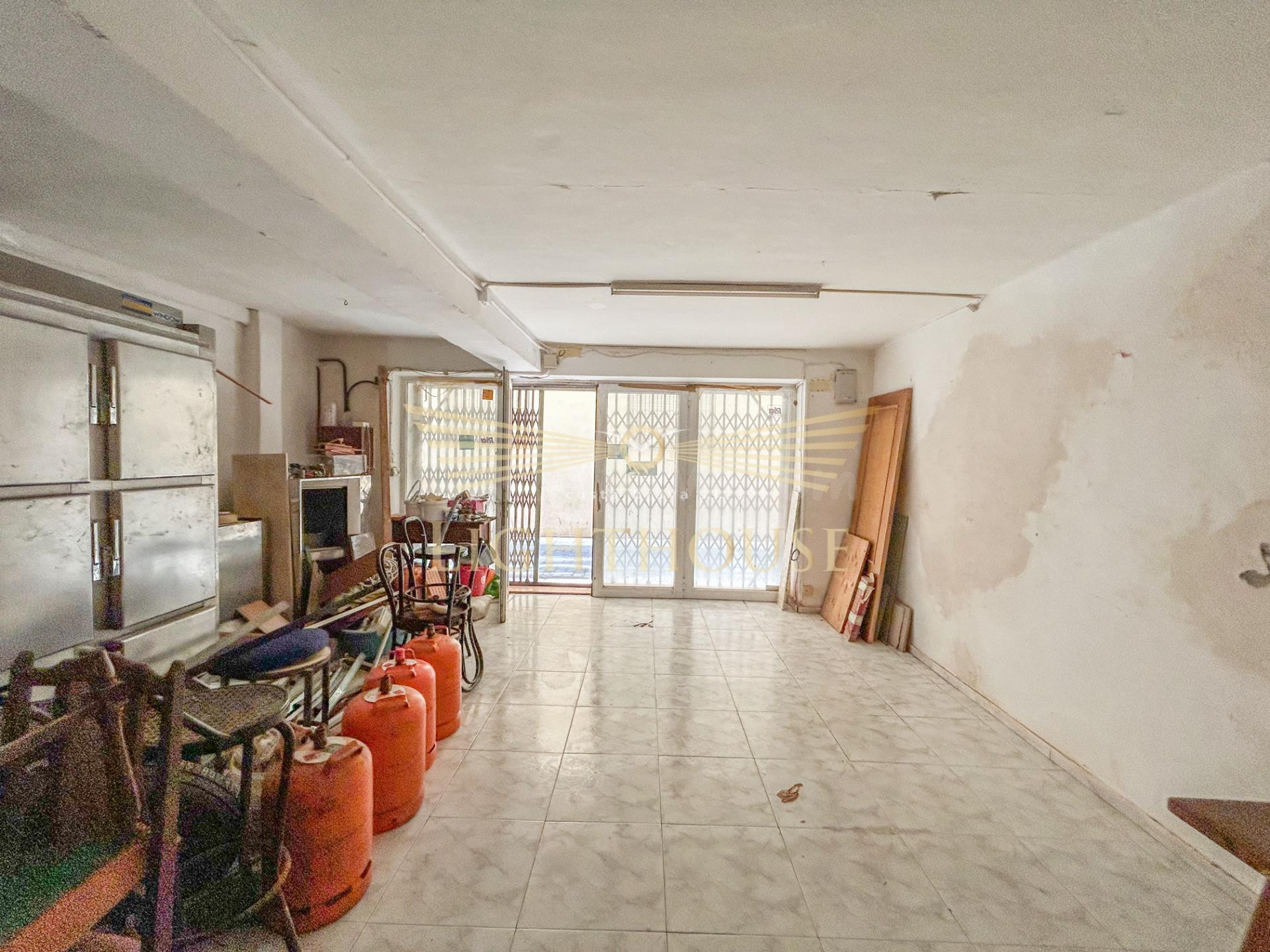 Edificio en venta a solo una calle de la playa de Lloret de  - foto 2