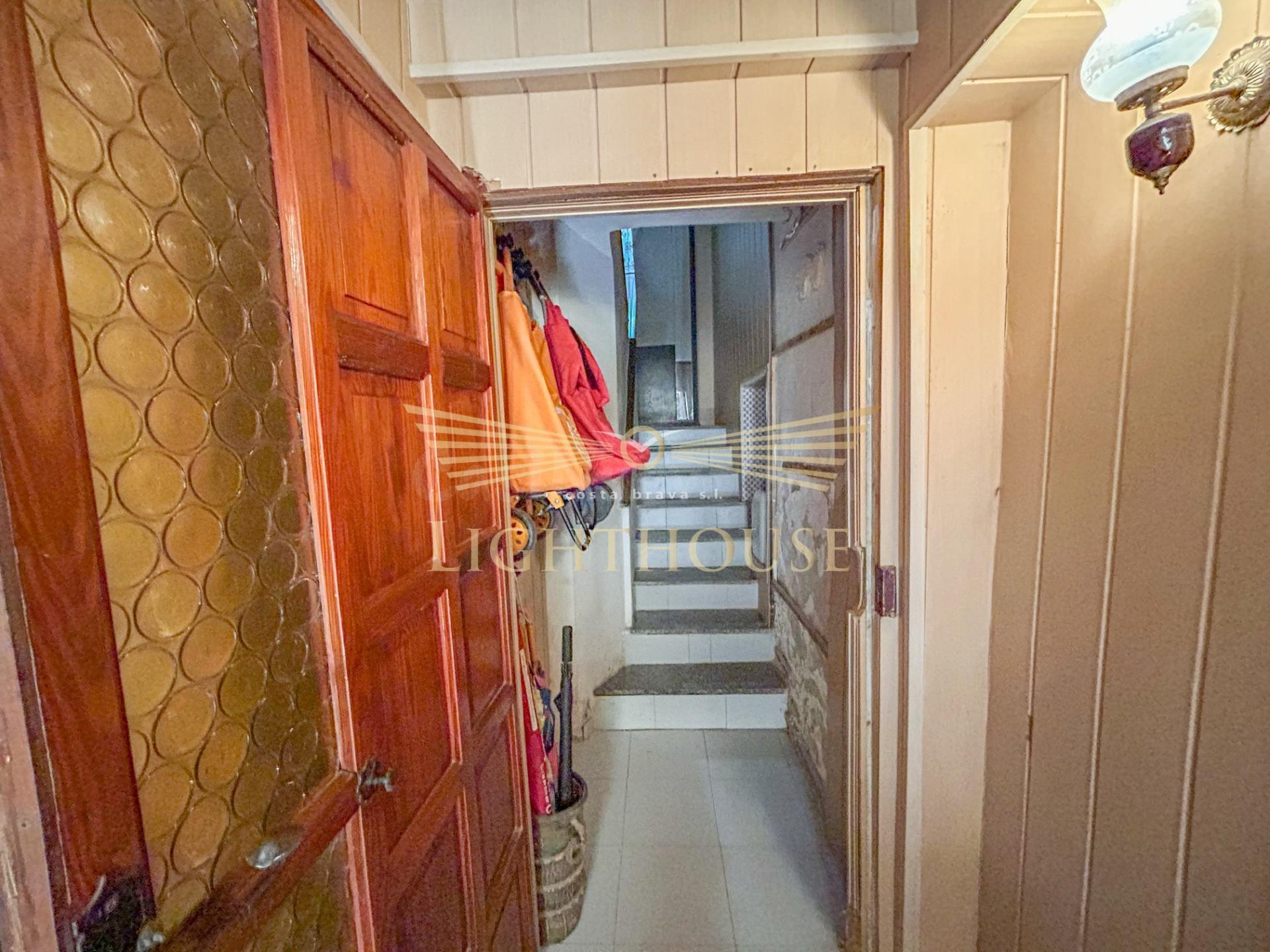 Edificio en venta a solo una calle de la playa de Lloret de  - foto 4