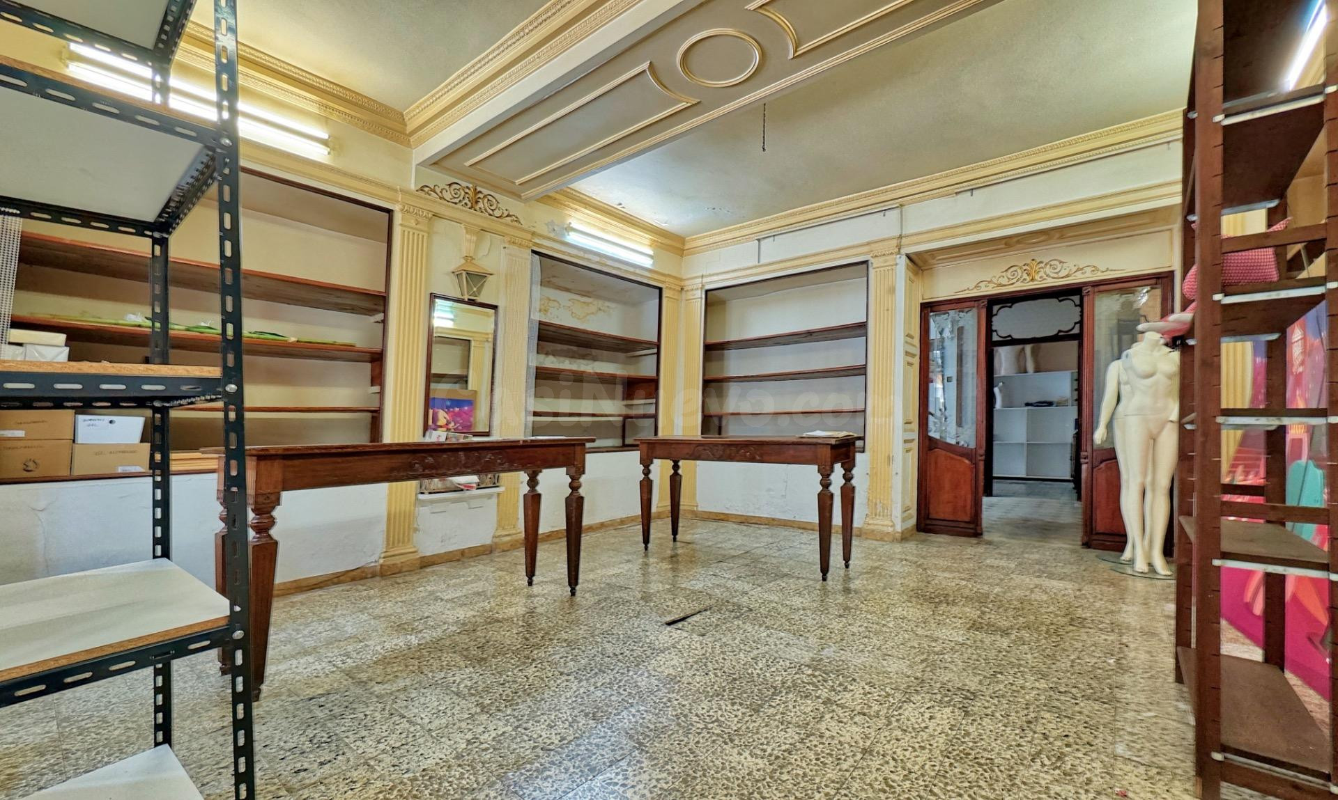 Casa señorial con local comercial, patio y garaje en pleno c - foto 2