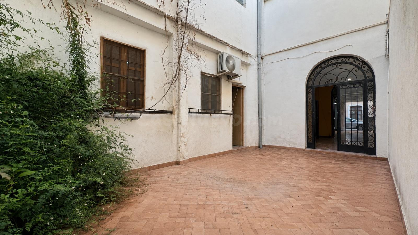 Amplia vivienda con patio y múltiples posibilidades en pleno centro de Pego