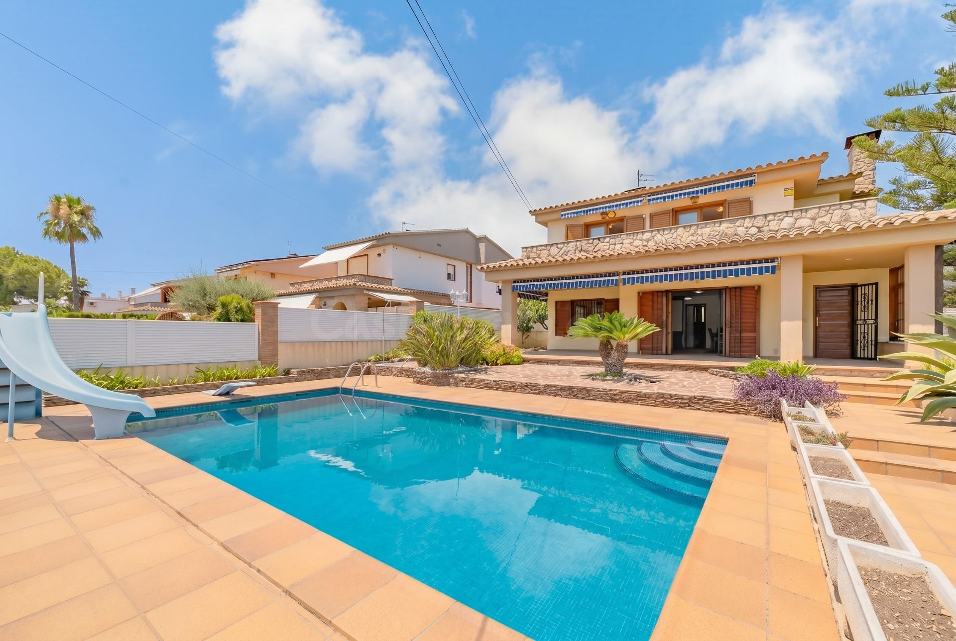 Villa independiente con piscina privada a 300 metros del mar · Torreón · Benicàssim
