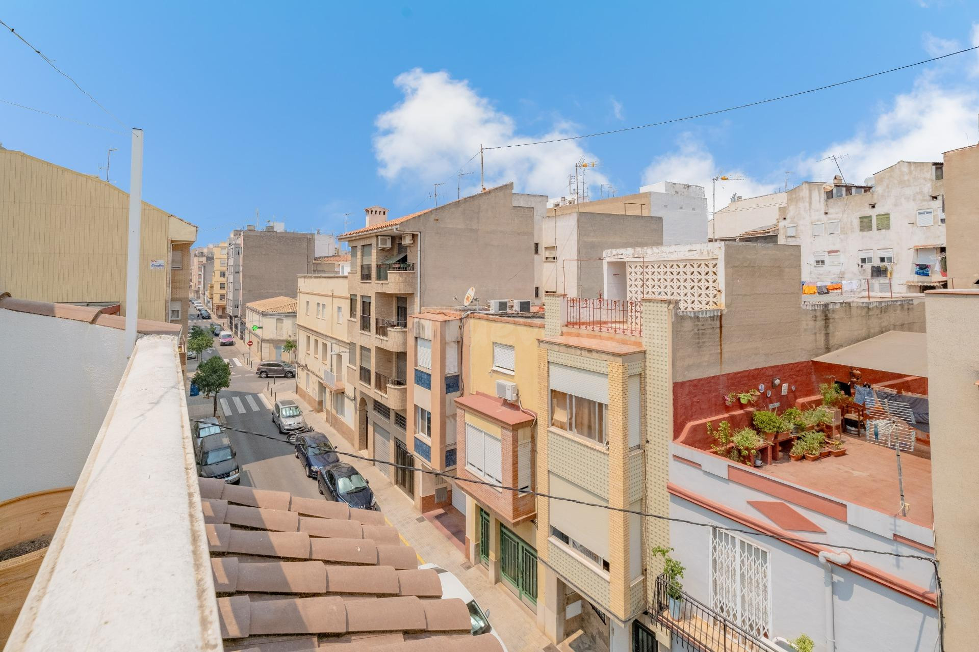 Espectacular Casa Unifamiliar de 176 m2 con Garaje, Patio y Terraza Solárium en C/ Teniente Monzonís