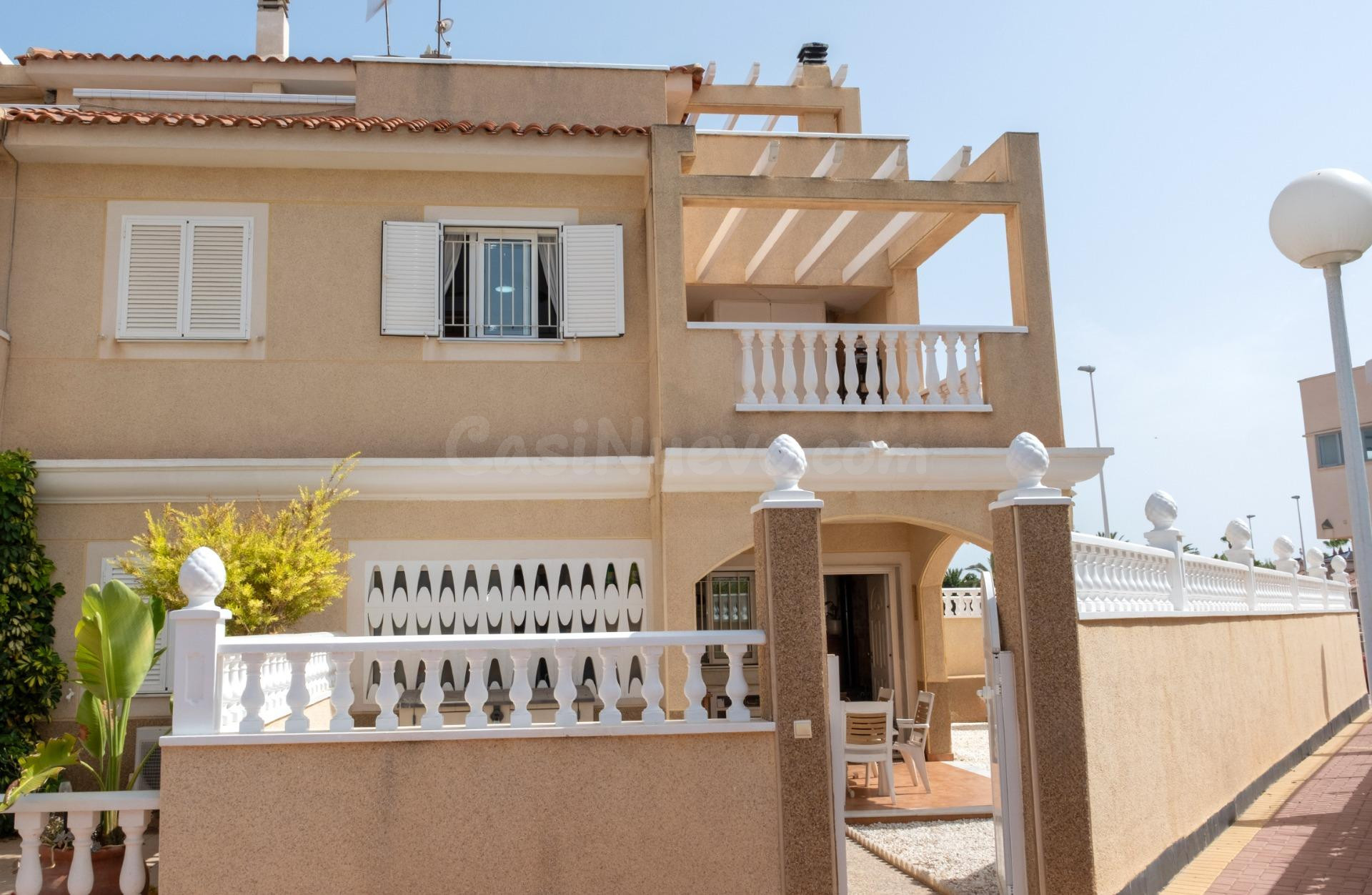 Exclusiva casa pareada con jardín privado y piscina comunitaria