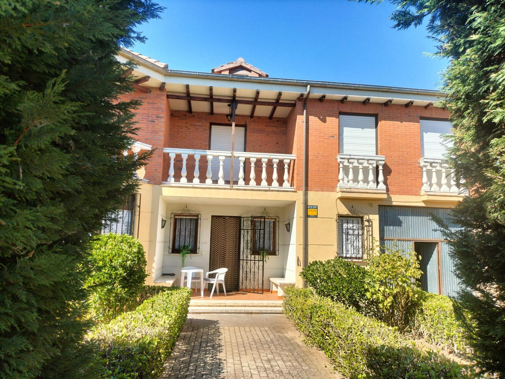 Amplia Casa en Melgar de Fernamental con Jardín y Terraza - foto 2