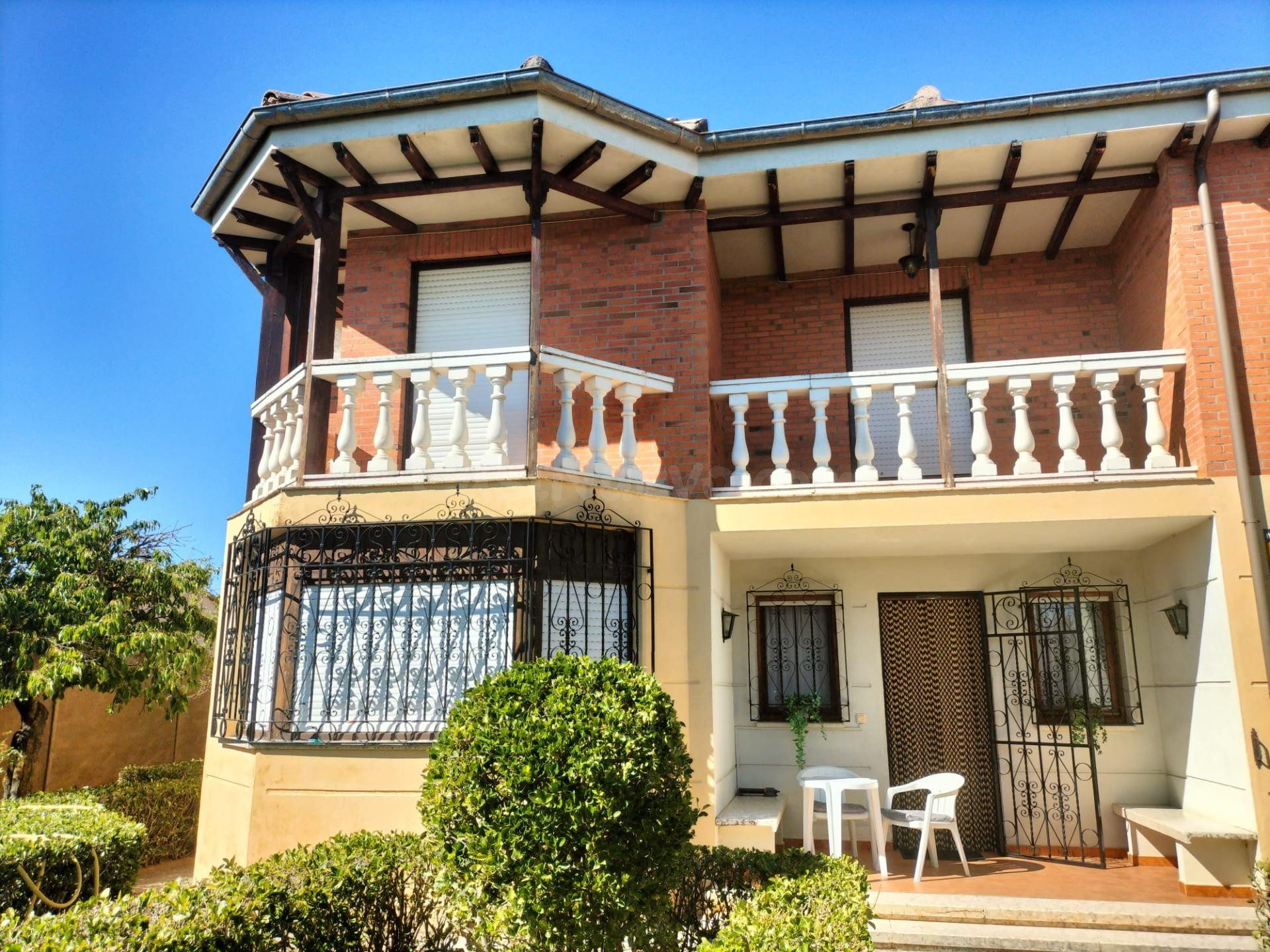 Amplia Casa en Melgar de Fernamental con Jardín y Terraza - foto 3