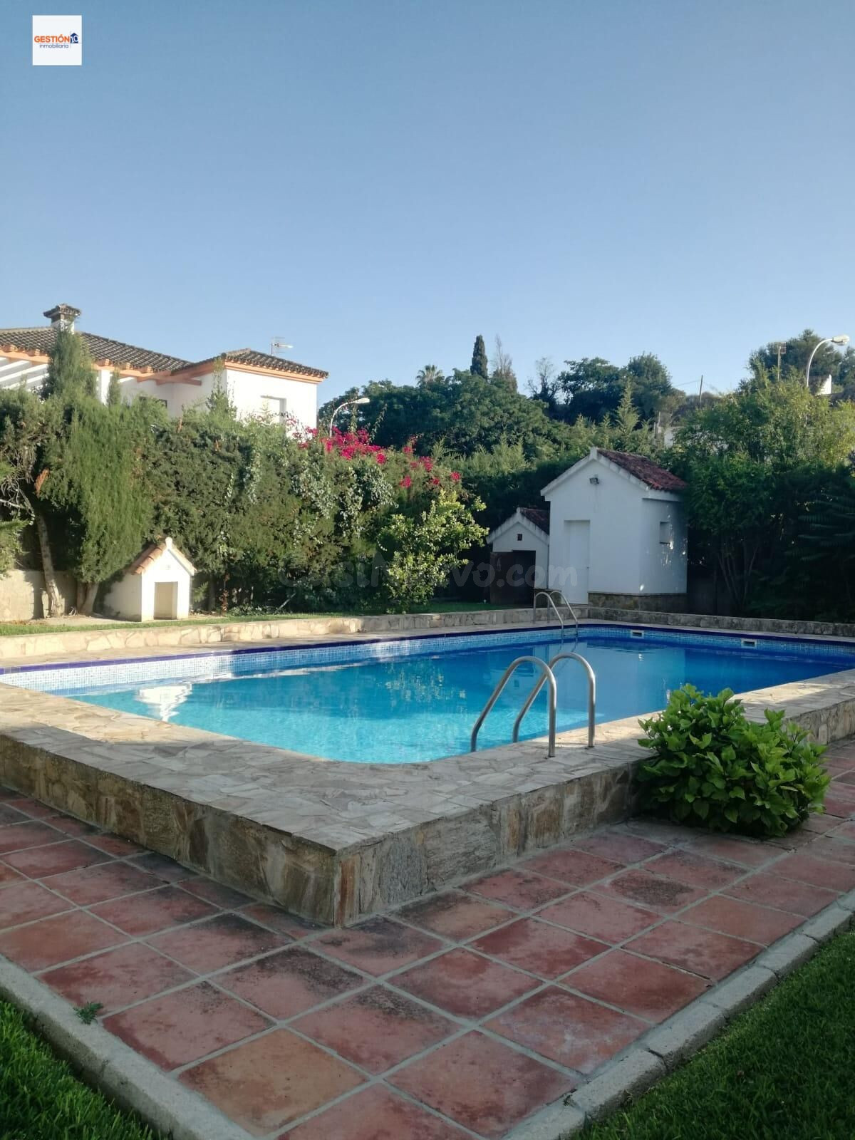 Casa independiente en parcela de 975 m2 con piscina - foto 3
