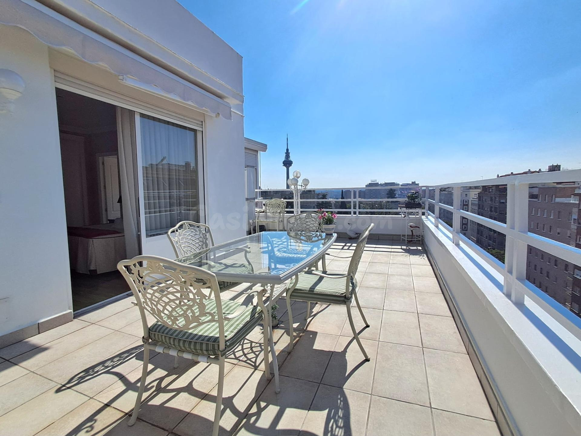 ÁTICO EXCLUSIVO CON GRAN TERRAZA JUNTO AL PARQUE DEL RETIRO 