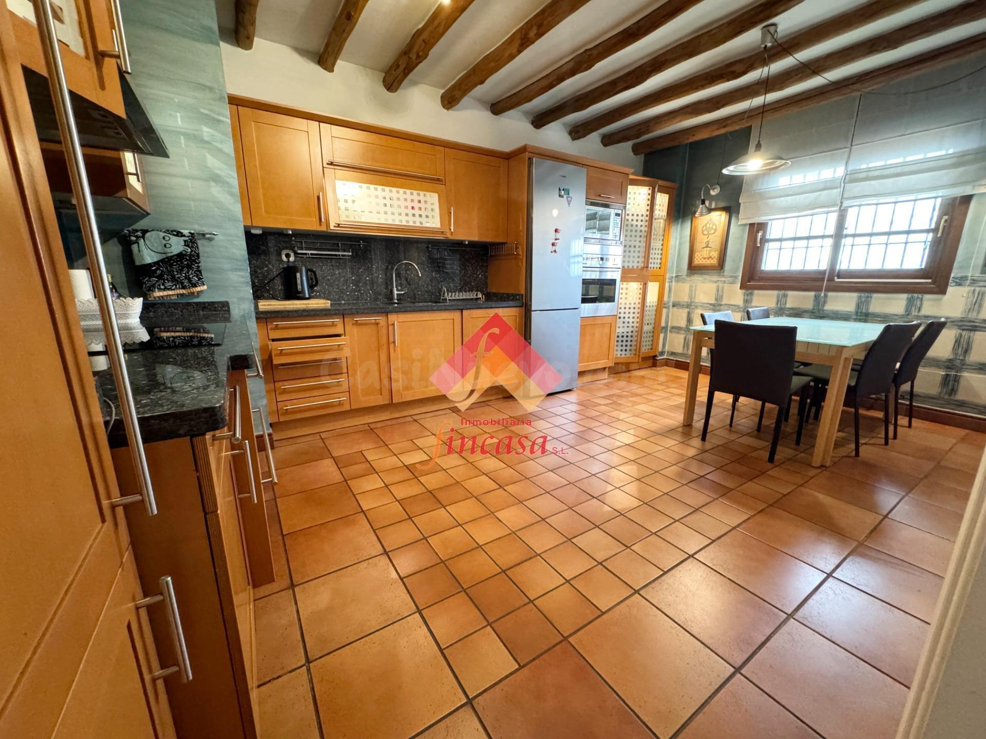ESPECTACULAR CASA JUNTO AL CENTRO CON AMPLIA COCHERA CERRADA - foto 2