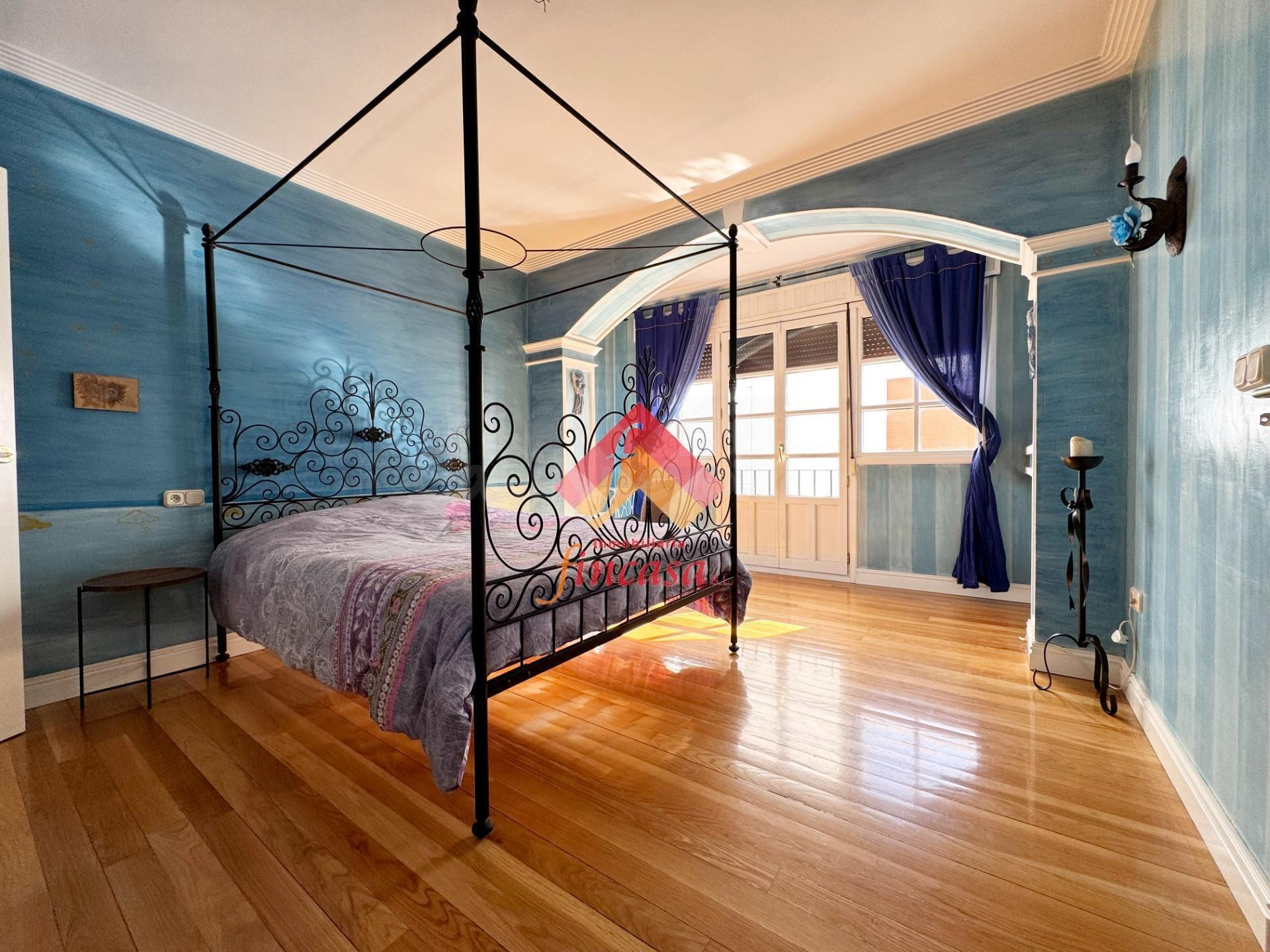 ESPECTACULAR CASA JUNTO AL CENTRO CON AMPLIA COCHERA CERRADA - foto 3