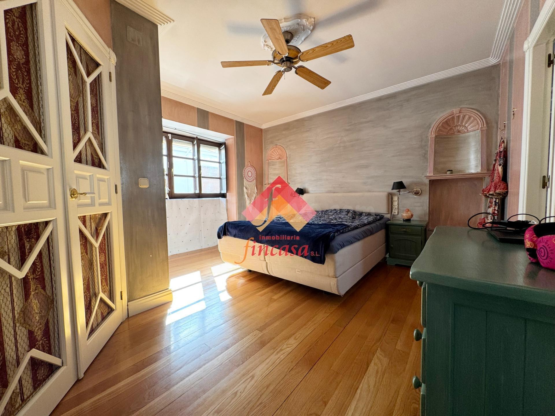 ESPECTACULAR CASA JUNTO AL CENTRO CON AMPLIA COCHERA CERRADA - foto 4