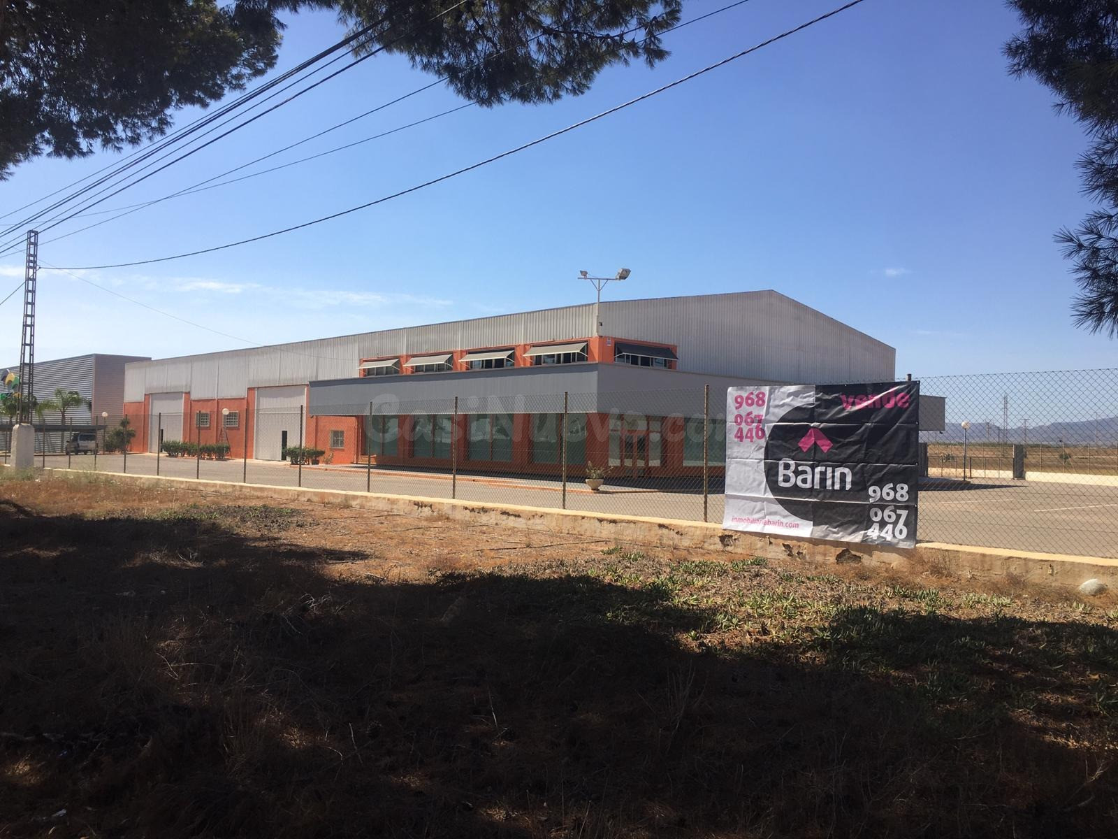 Nave industrial con 2.100 m2 construidos y parcela vallada de 10.000 m2 junto a la A-30. Cartagena