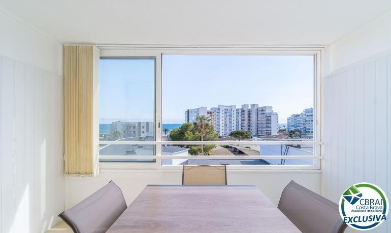 Apartamento en perfecto estado con un dormitorio y vistas al mar.